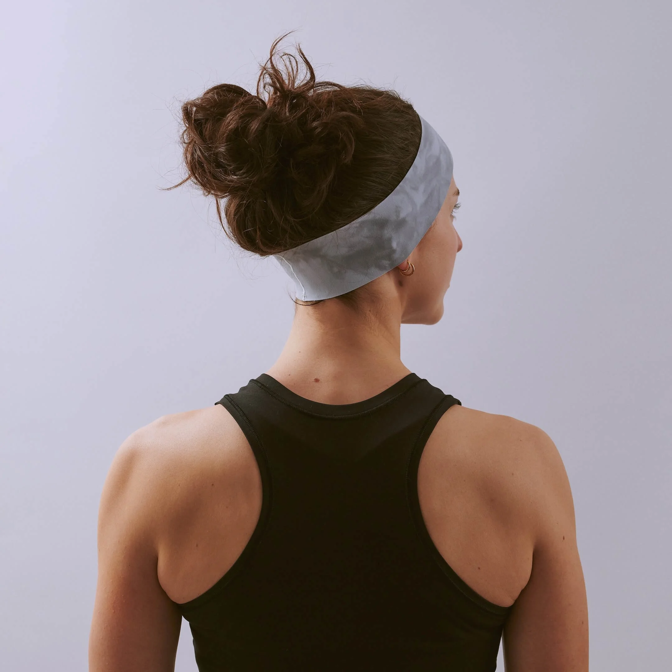 vaga-tie-dye-running-headband-darkgrey-lightgrey-l-model-angle.jpg