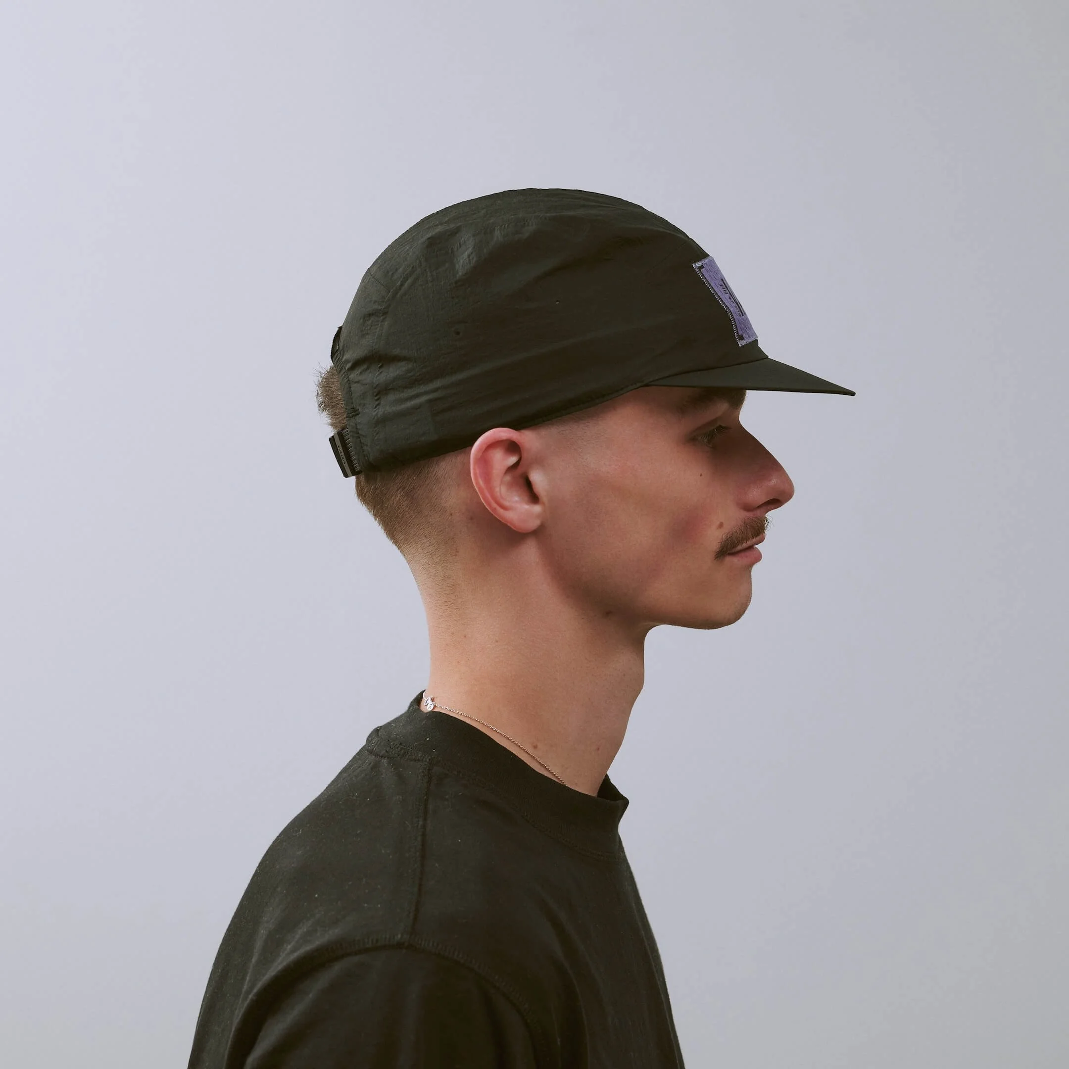 vaga-feather-edge-cap-racing-cap-black-r-model-profile.jpg