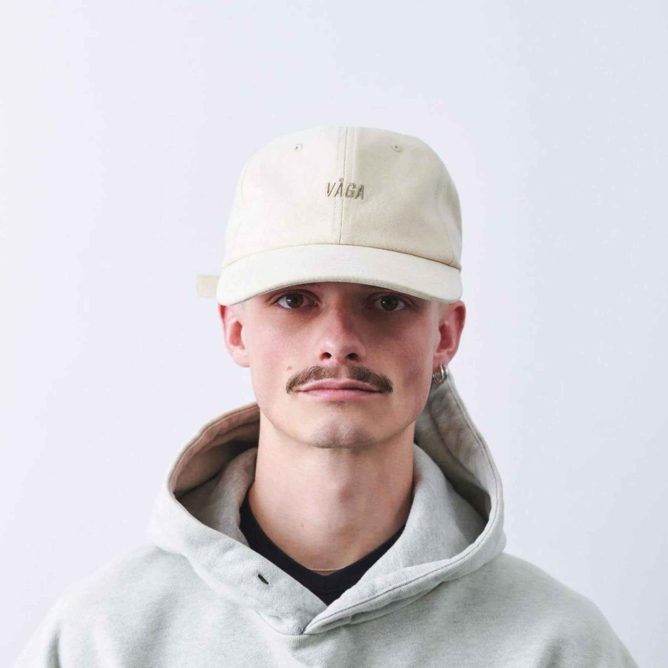 vaga-washed-cotton-cap-ecru-model-front.jpg