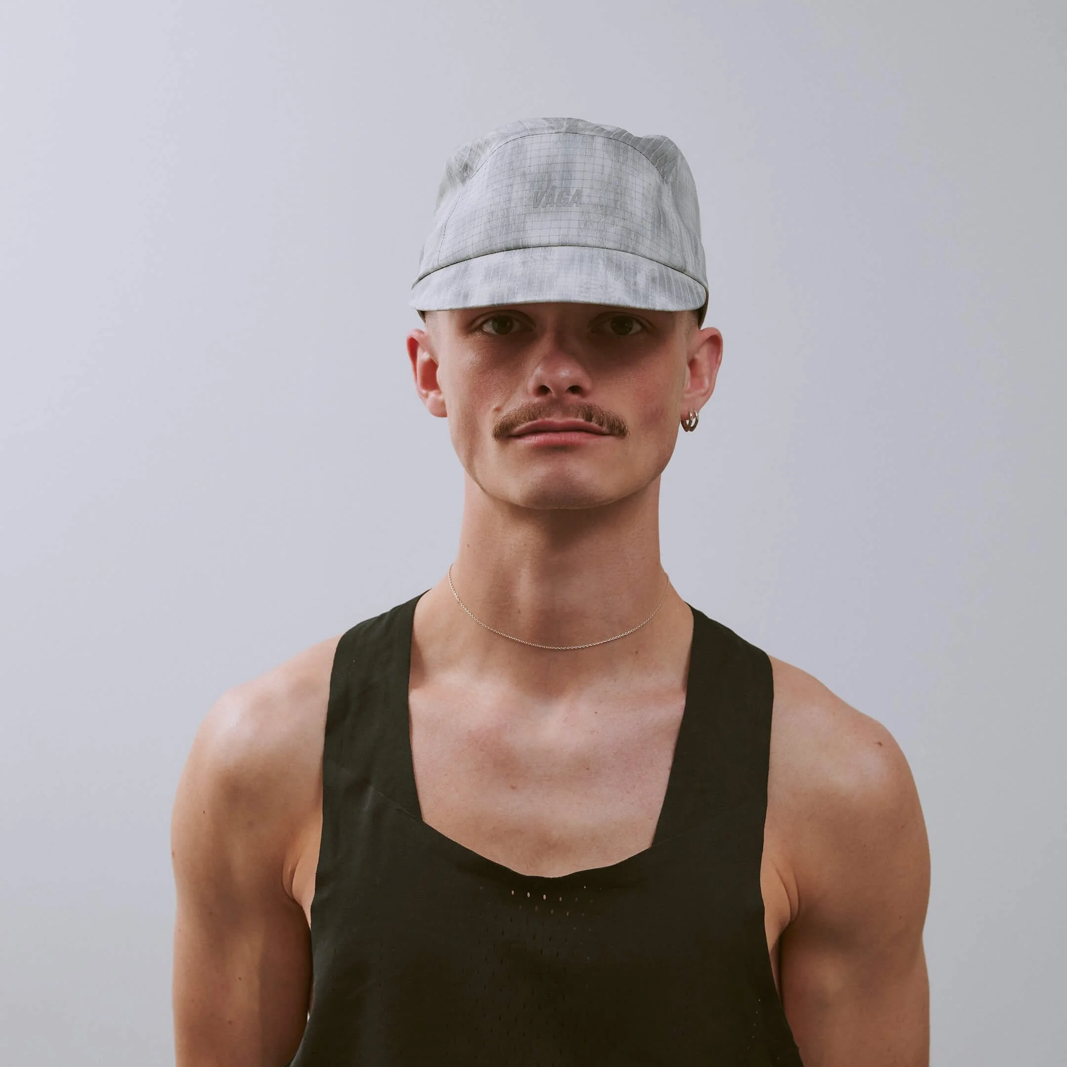 vaga-night-club-reflective-running-cap-lightgrey-silver-r-model-front.jpg