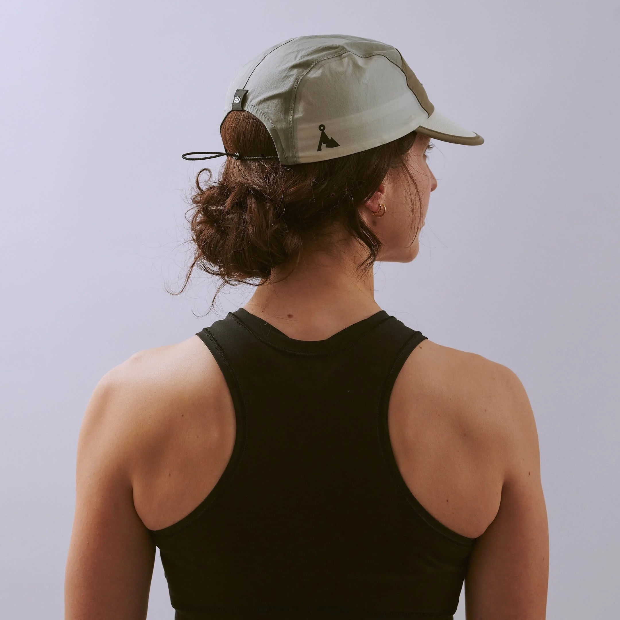 vaga-pacer-cap-running-cap-taupe-aluminiumgrey-dustgrey-l-model-angle.jpg