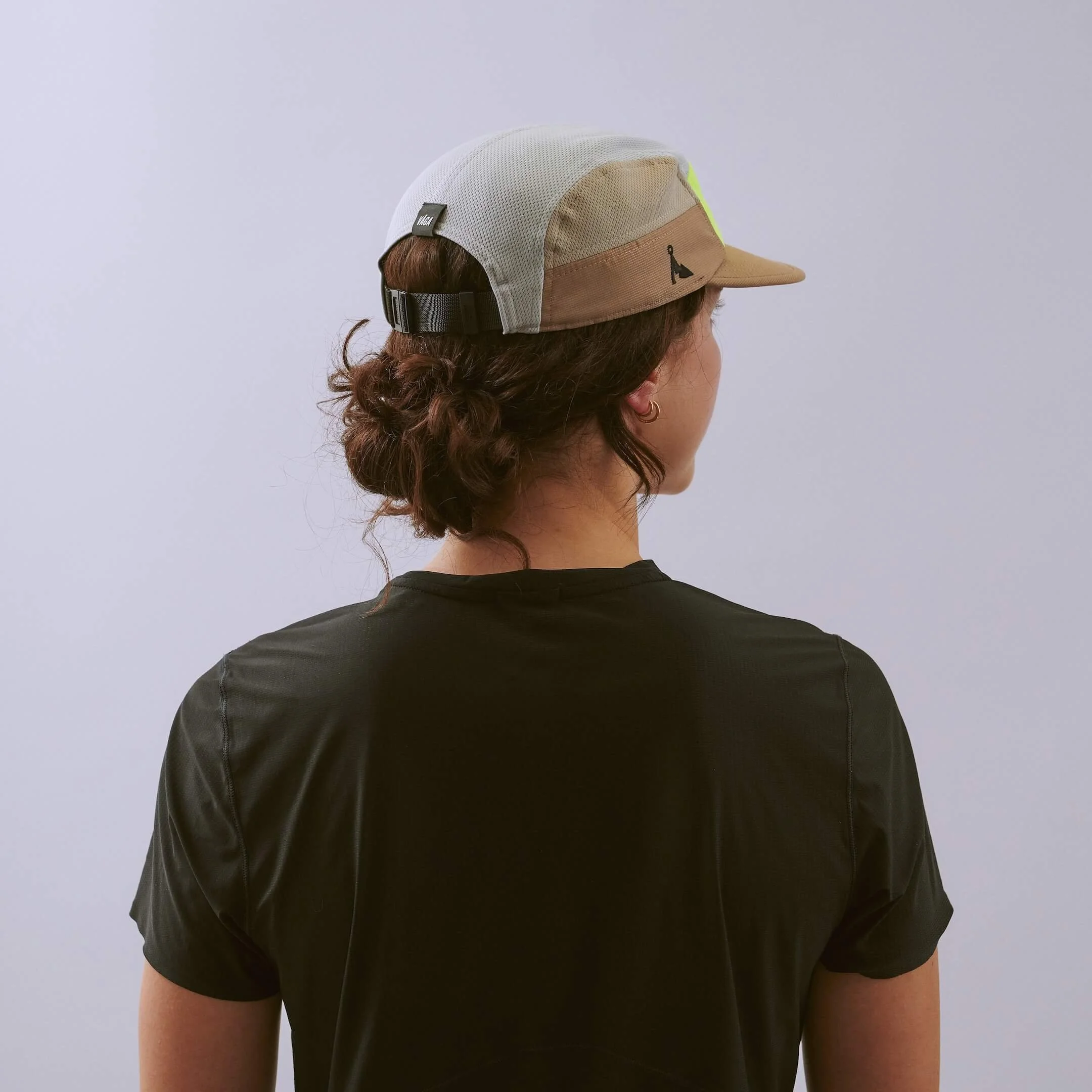 vaga-club-cap-running-cap-Taupe-NeonYellow-LightGrey-l-model-angle.jpg