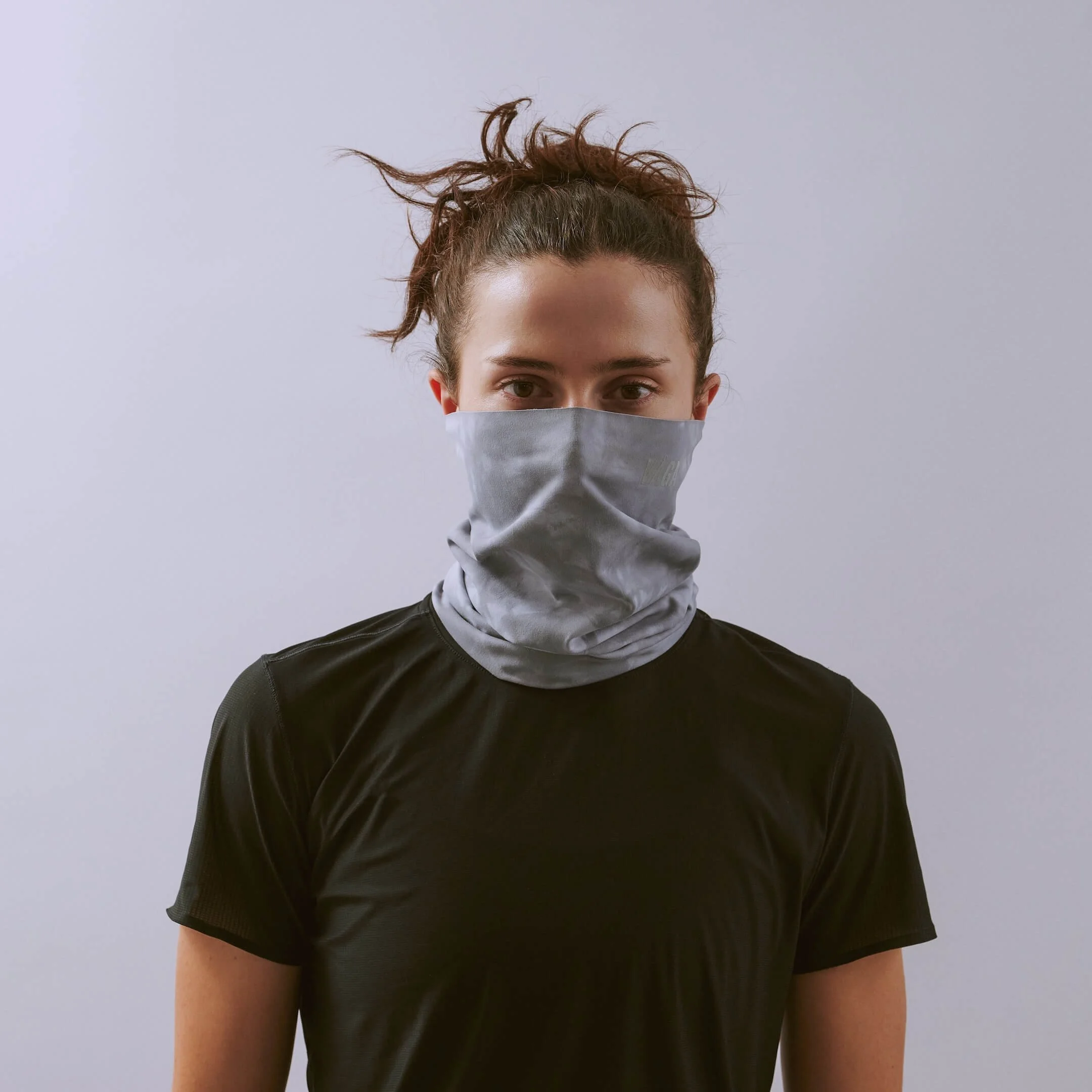 vaga-tie-dye-running-neck-gaiter-darkgrey-lightgrey-l-model-front.jpg