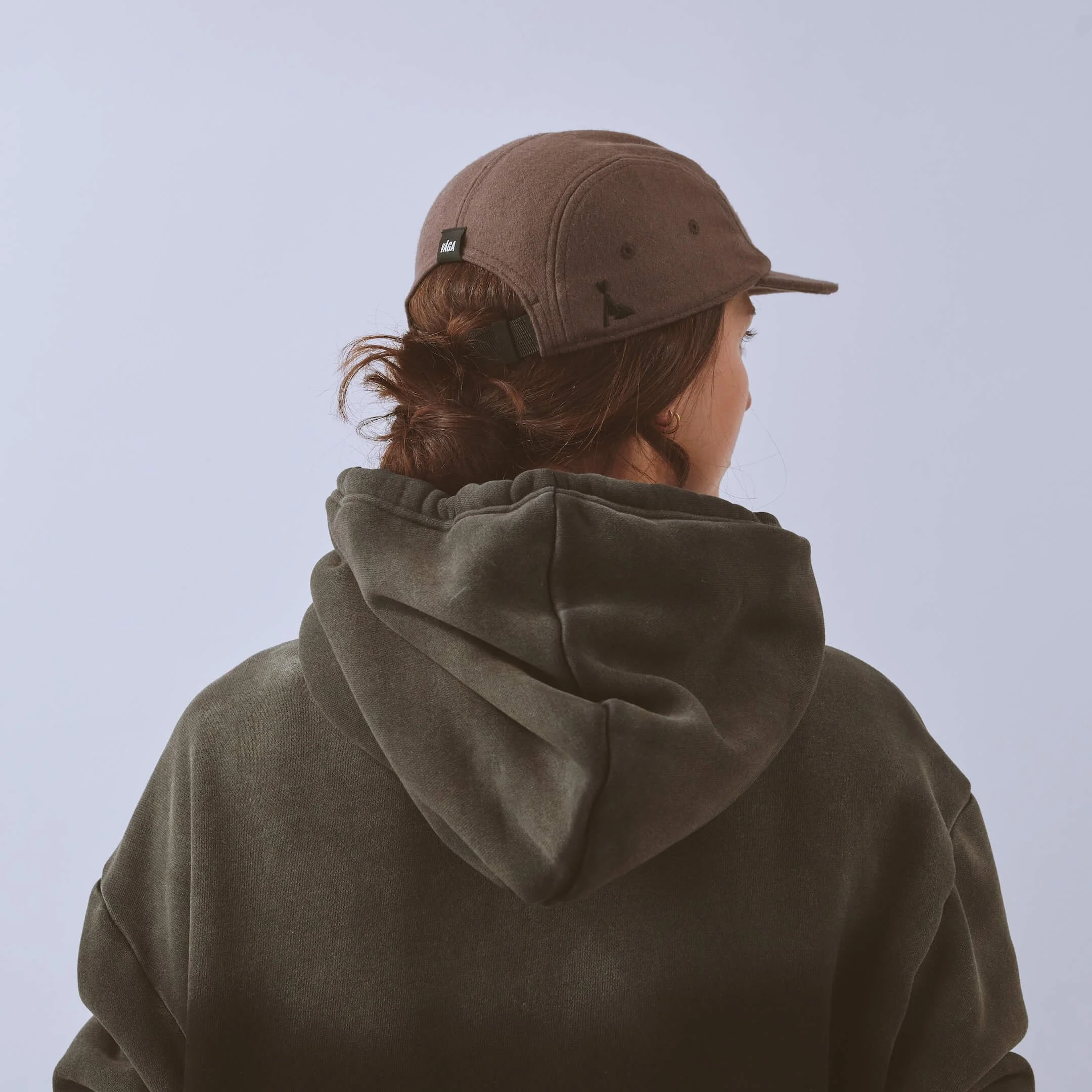 vaga-crag-cap-lifestyle-cap-darktaupe-model-back-angle.jpg