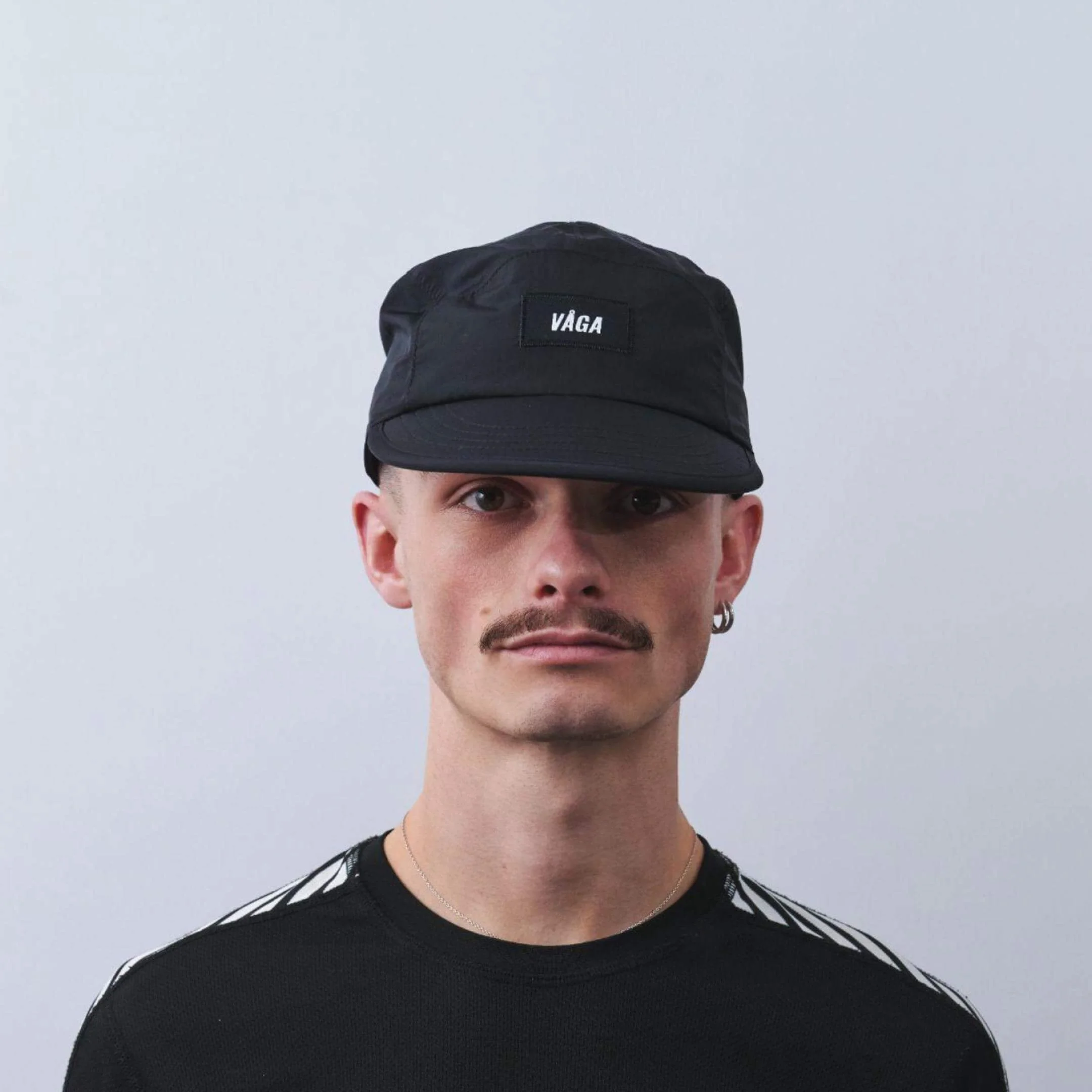 vaga-pacer-cap-running-cap-black-model-front.jpg