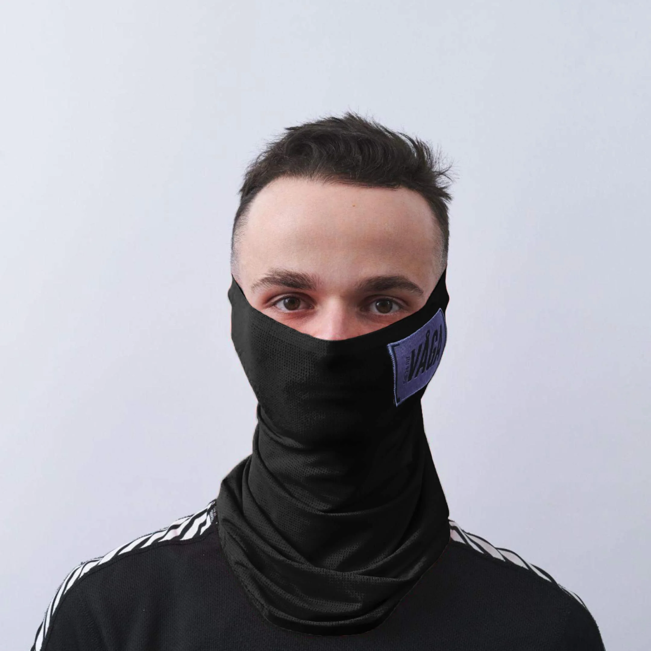 vaga-lightweight-mesh-running-neck-gaiter-black-model-front.jpg