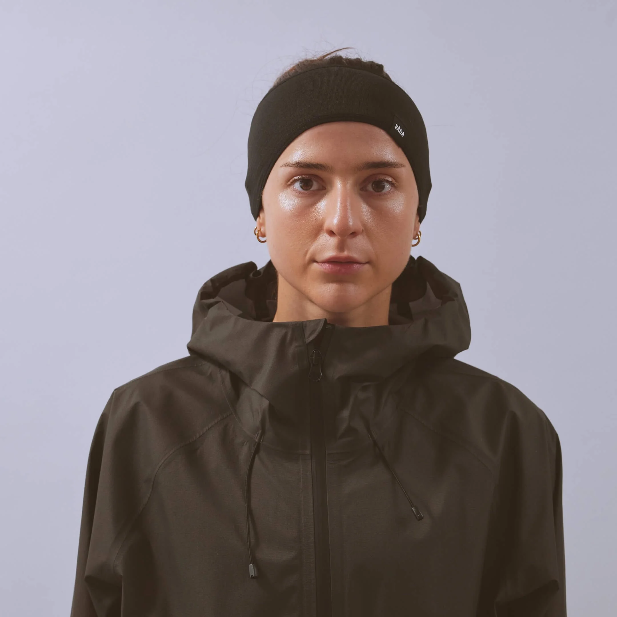 vaga-summit-performance-running-headband-black-model-front.jpg