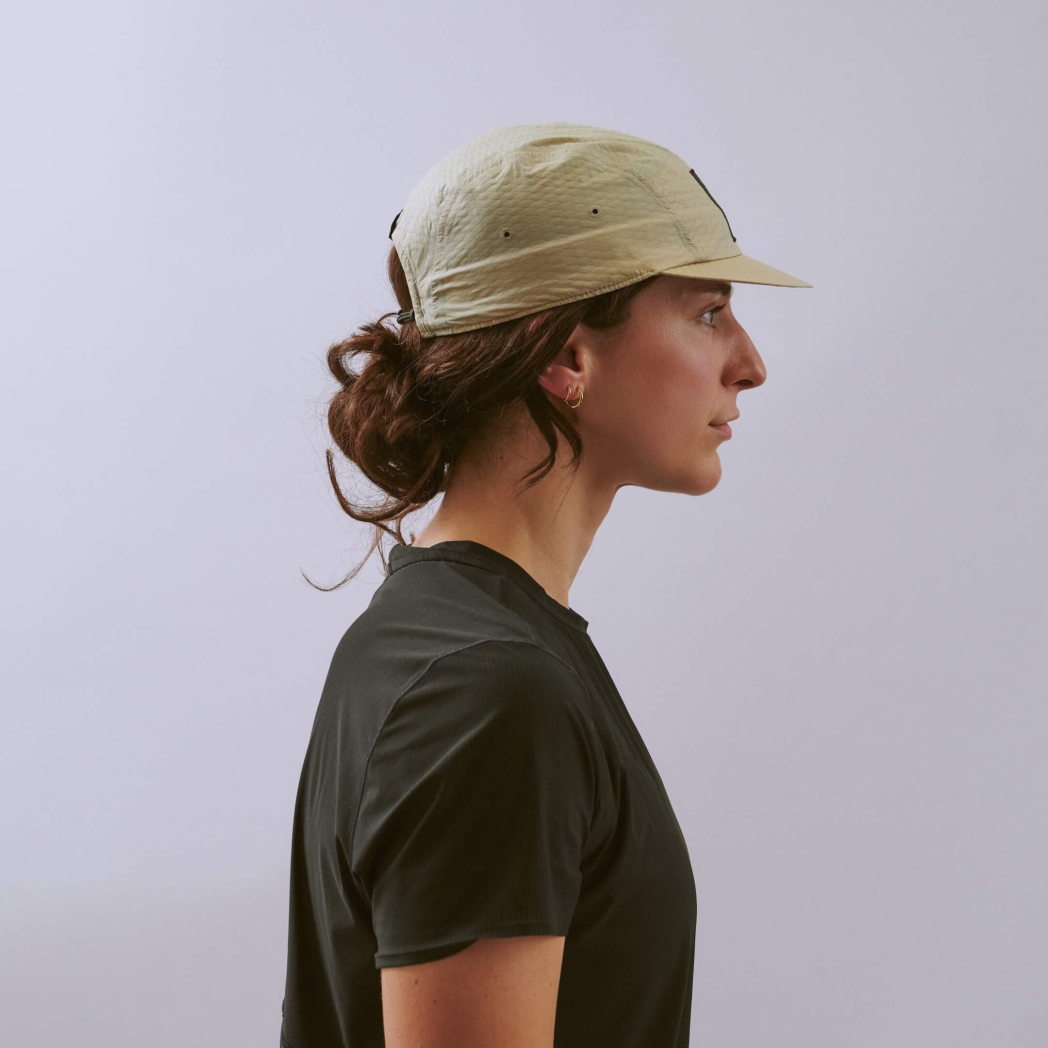 vaga-viper-lite-cap-textured-running-cap-taupe-l-model-profile.jpg