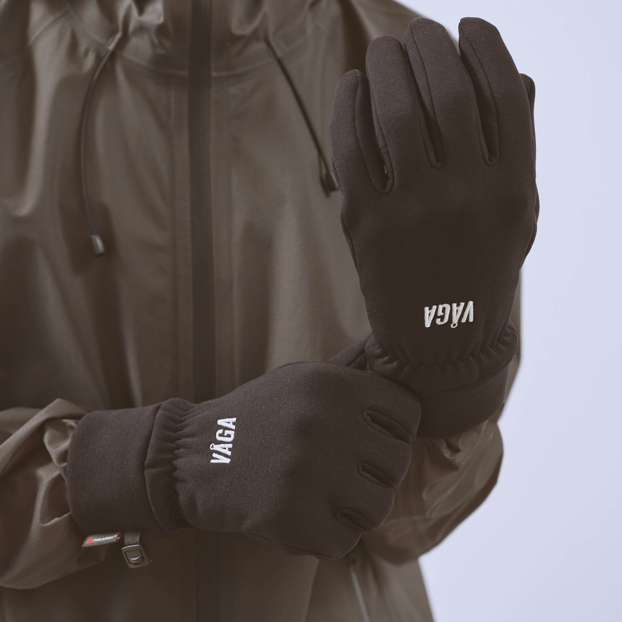 vaga-endurance-running-glove-black-top-model-hands.jpg