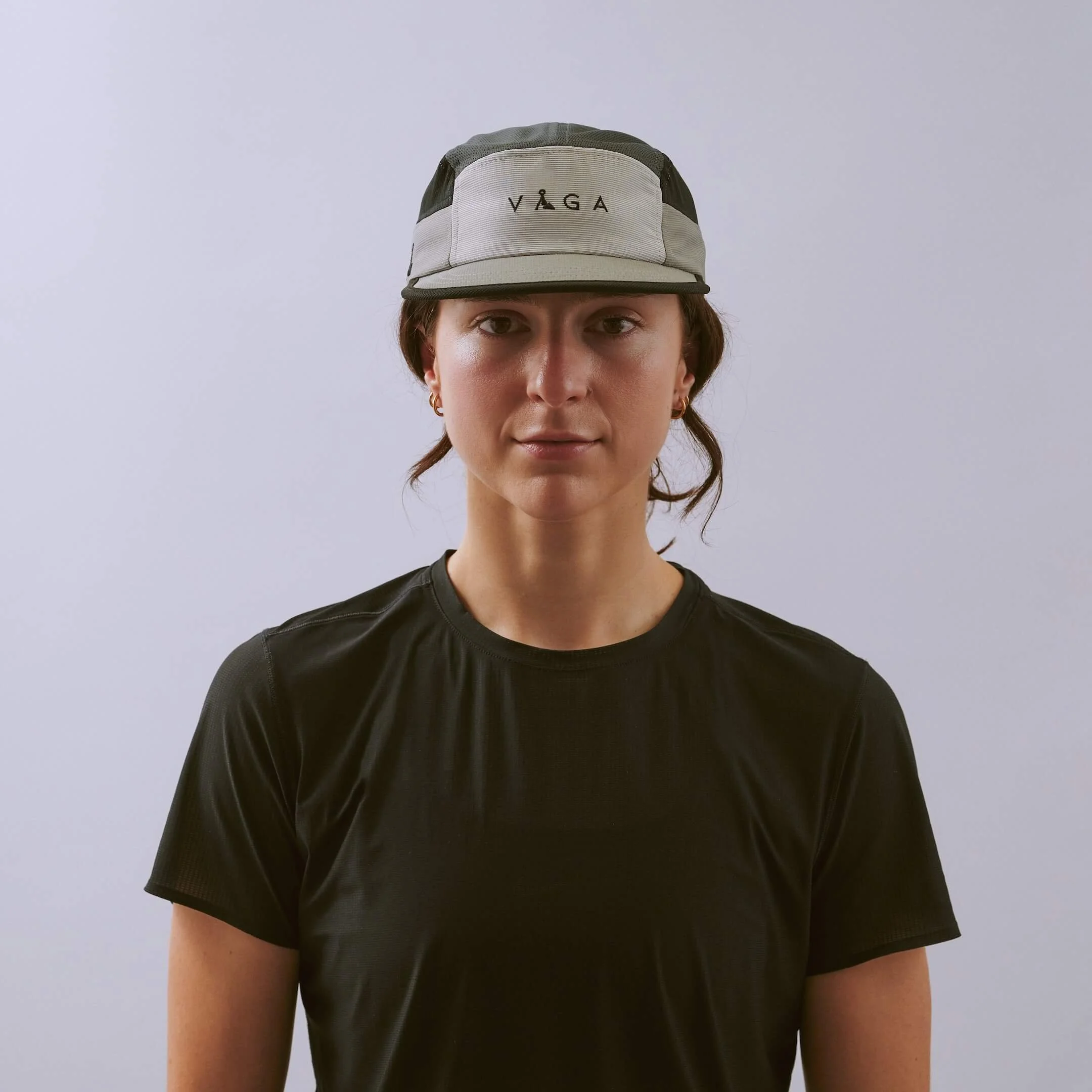 vaga-club-cap-running-cap-LightGrey-MidGrey-Black-l-model-front.jpg