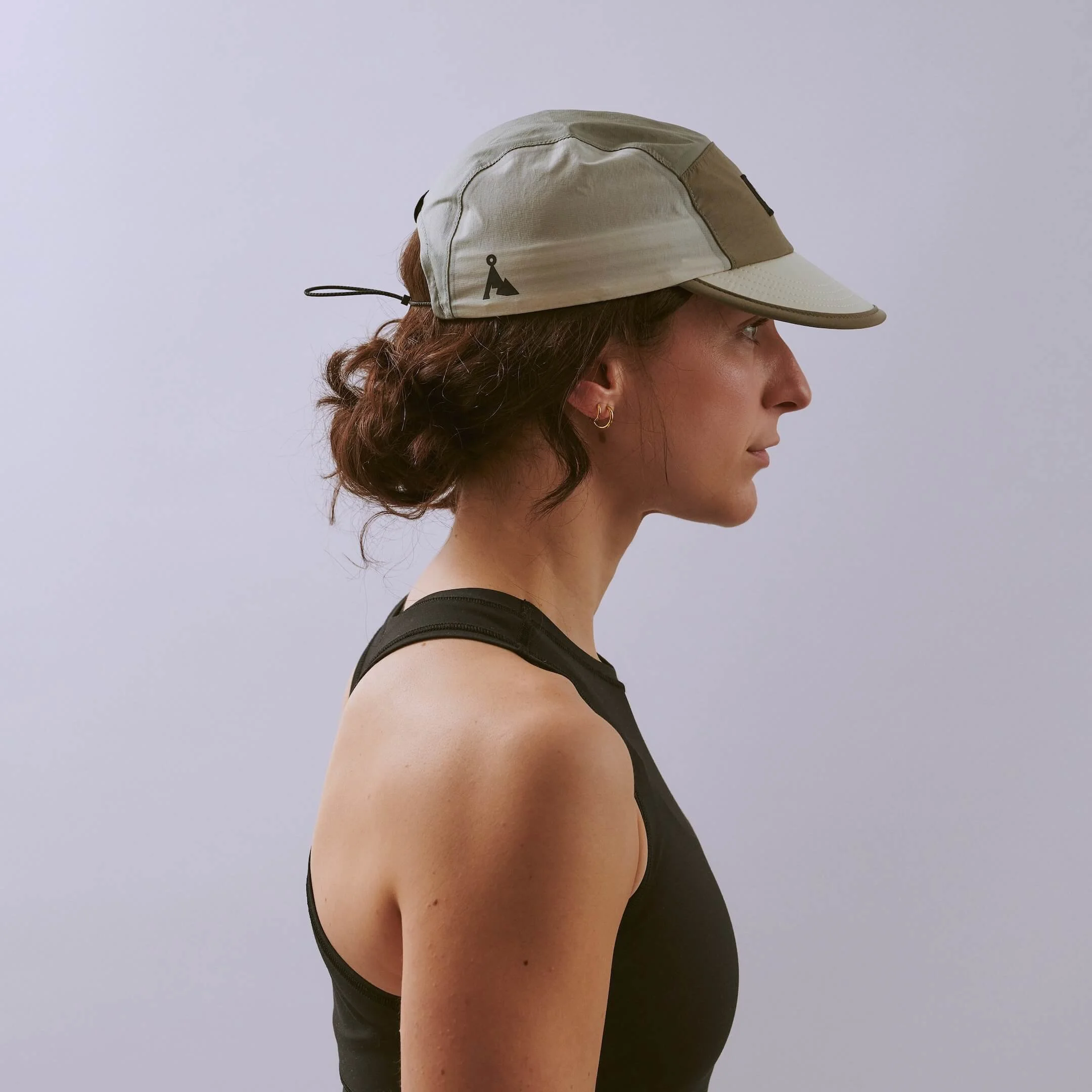 vaga-pacer-cap-running-cap-taupe-aluminiumgrey-dustgrey-l-model-profile.jpg