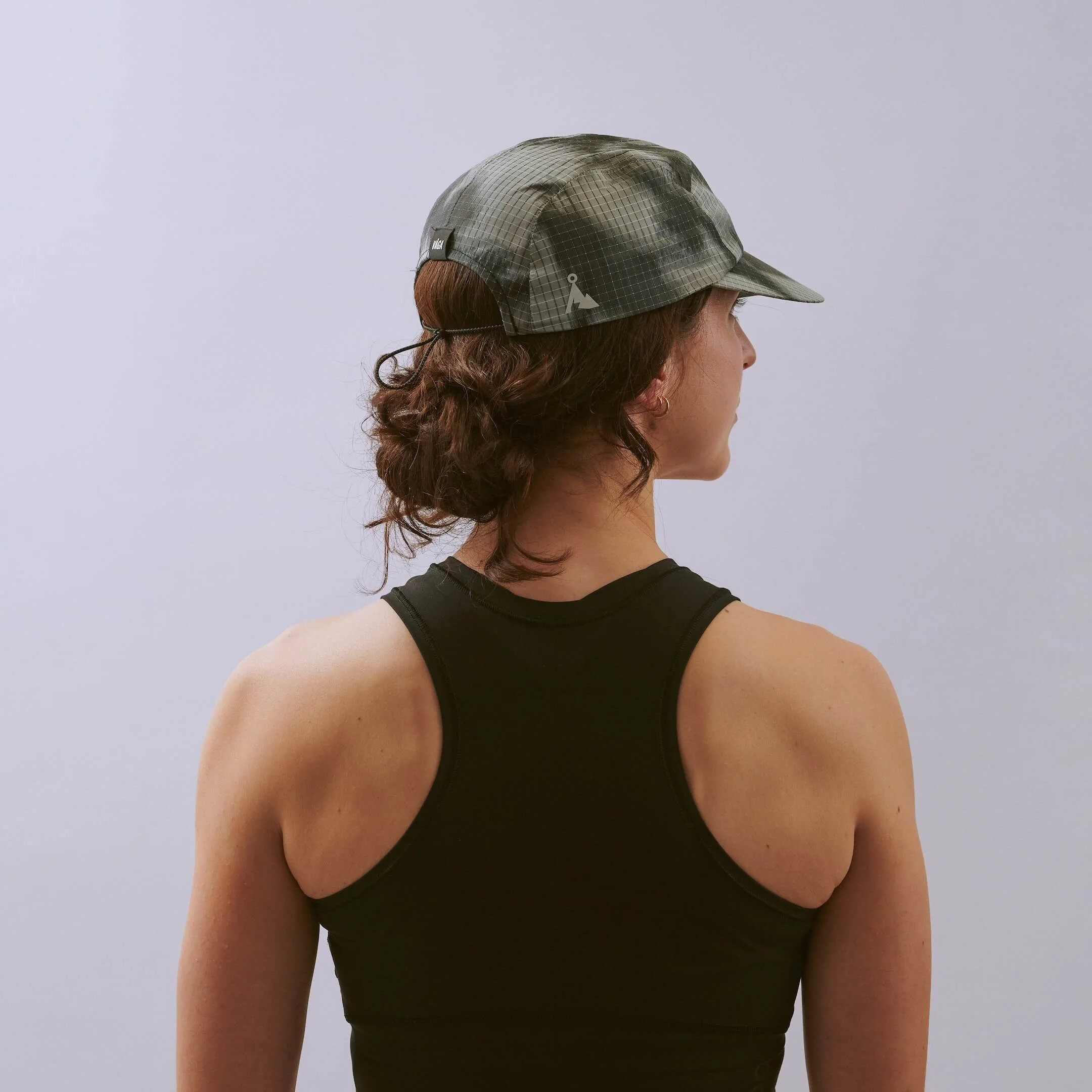 vaga-night-club-reflective-running-cap-black-grey-l-model-angle.jpg