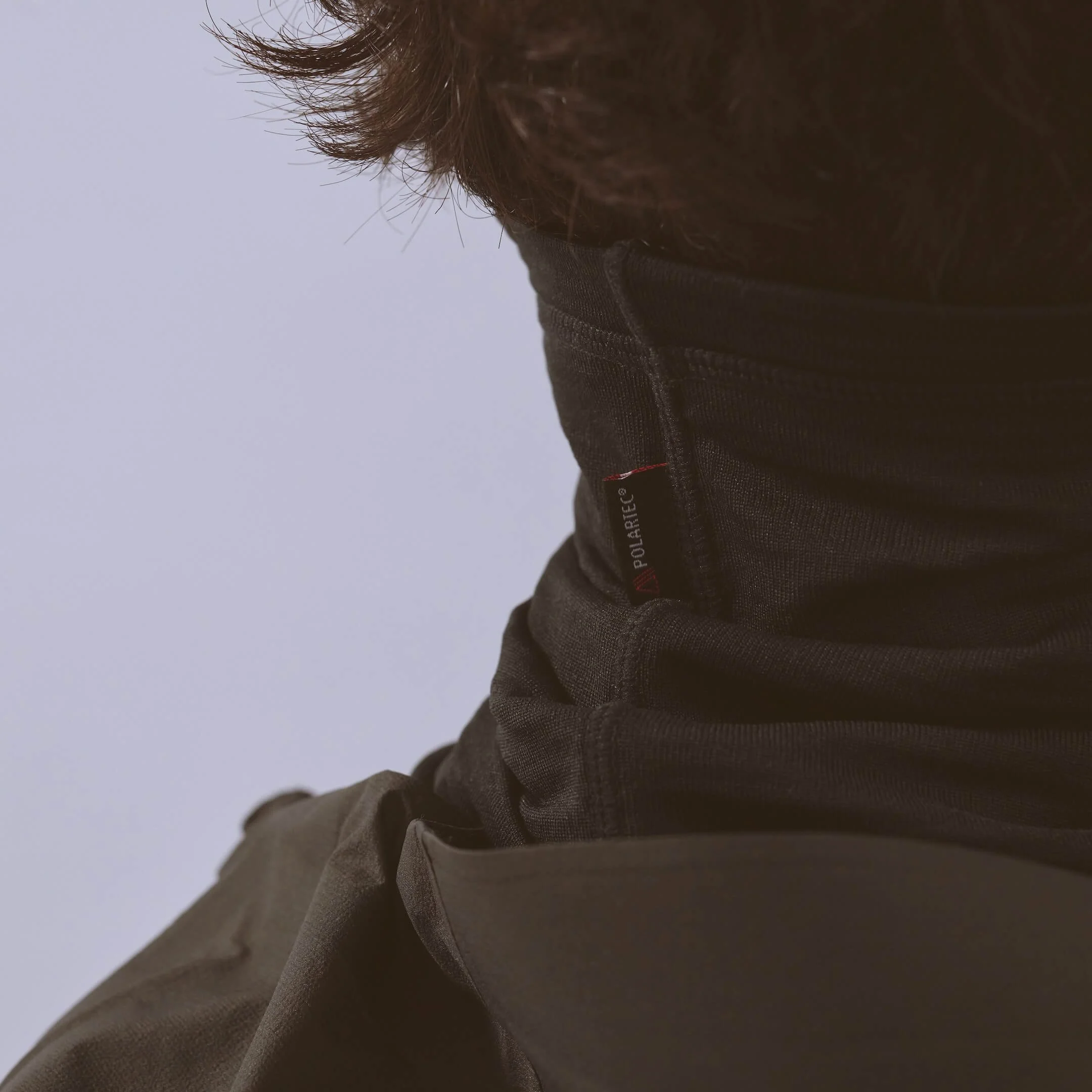 vaga-summit-performance-running-neck-gaiter-black-model-detail.jpg