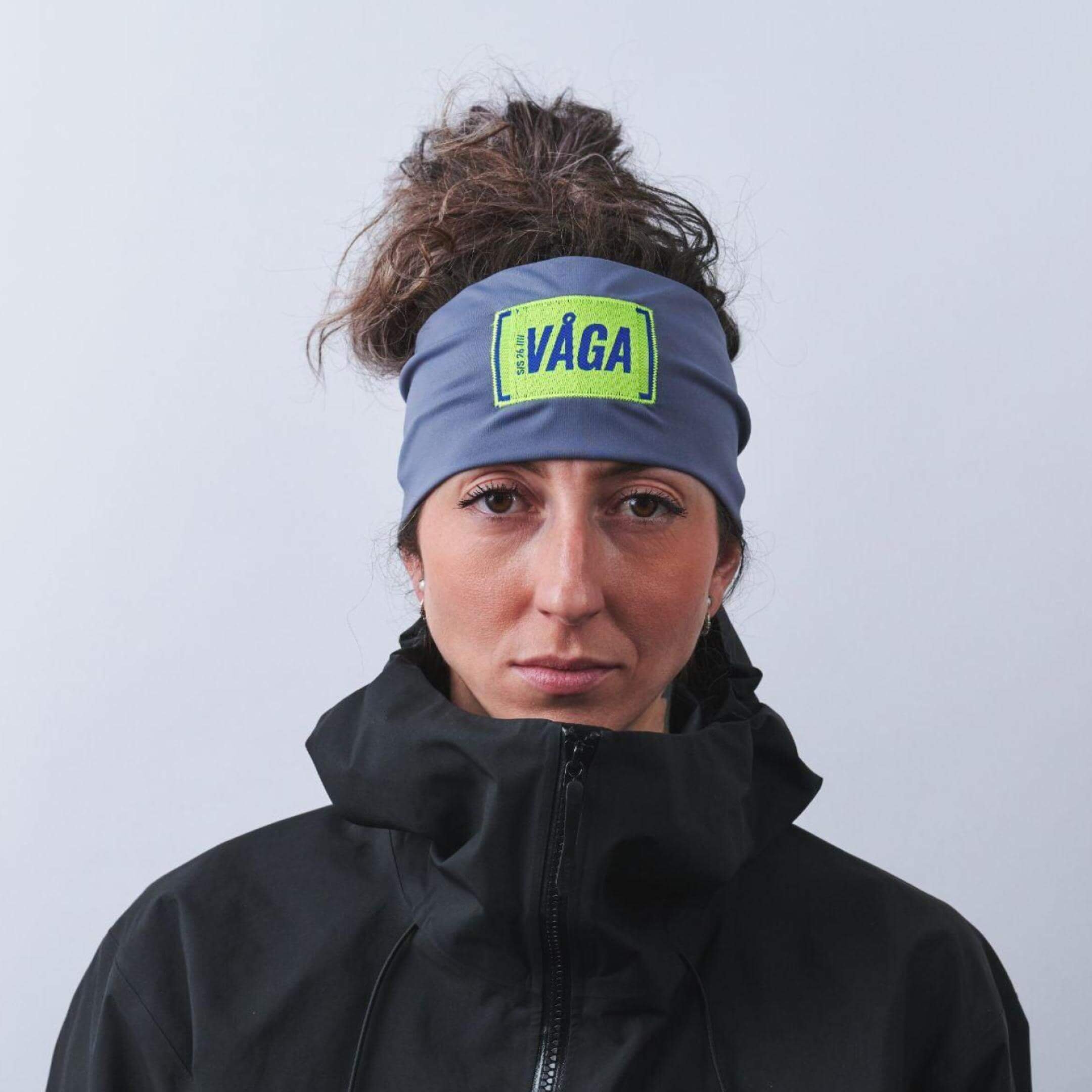 vaga-midweight-supersoft-running-headband-slateblue-model-front.jpg
