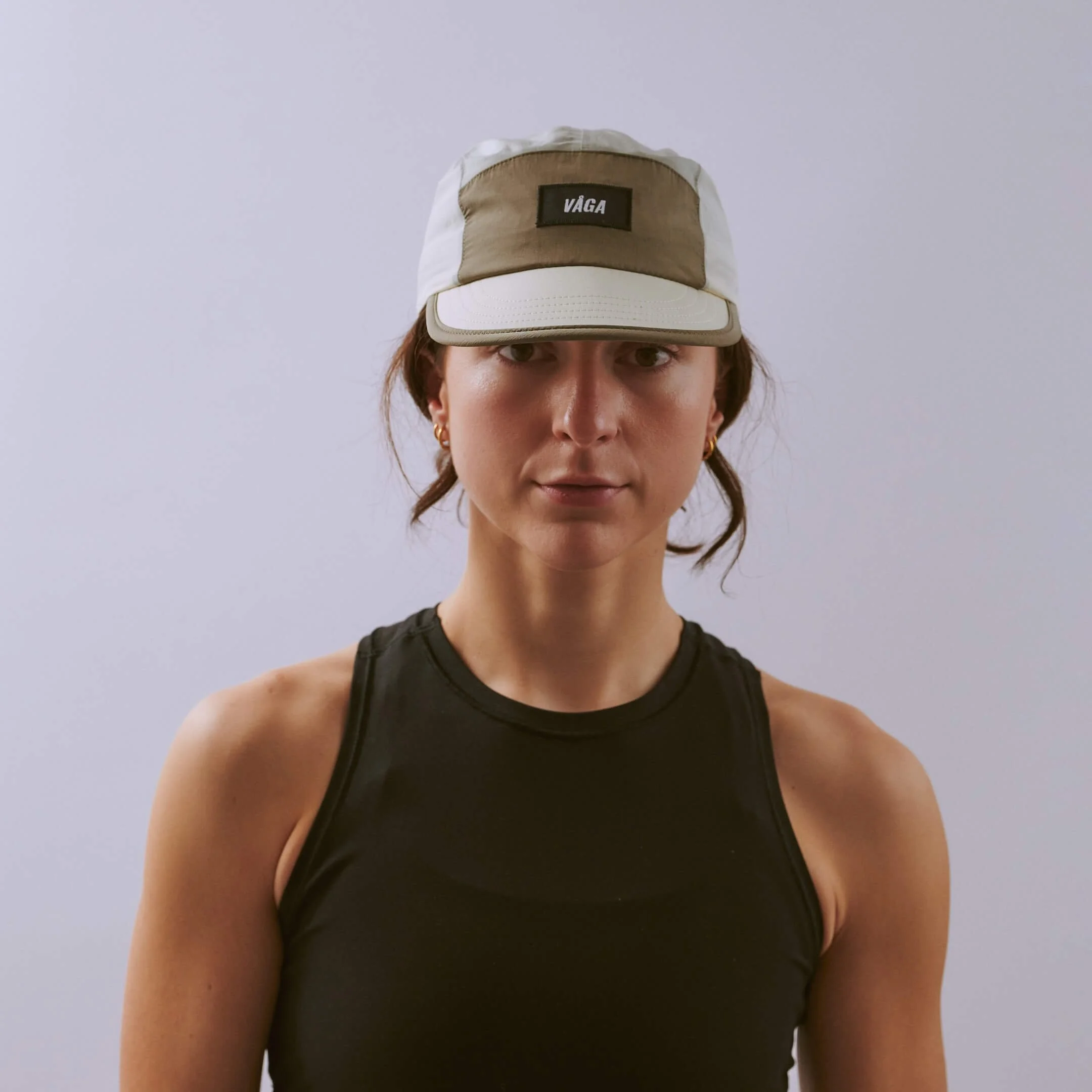vaga-pacer-cap-running-cap-taupe-aluminiumgrey-dustgrey-l-model-front.jpg