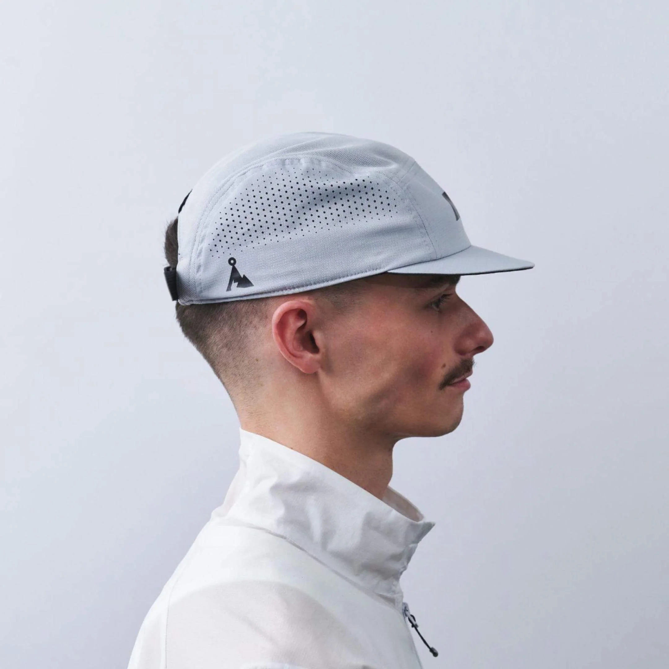 vaga-feather-racing-cap-aluminiumgrey-model-profile.jpg