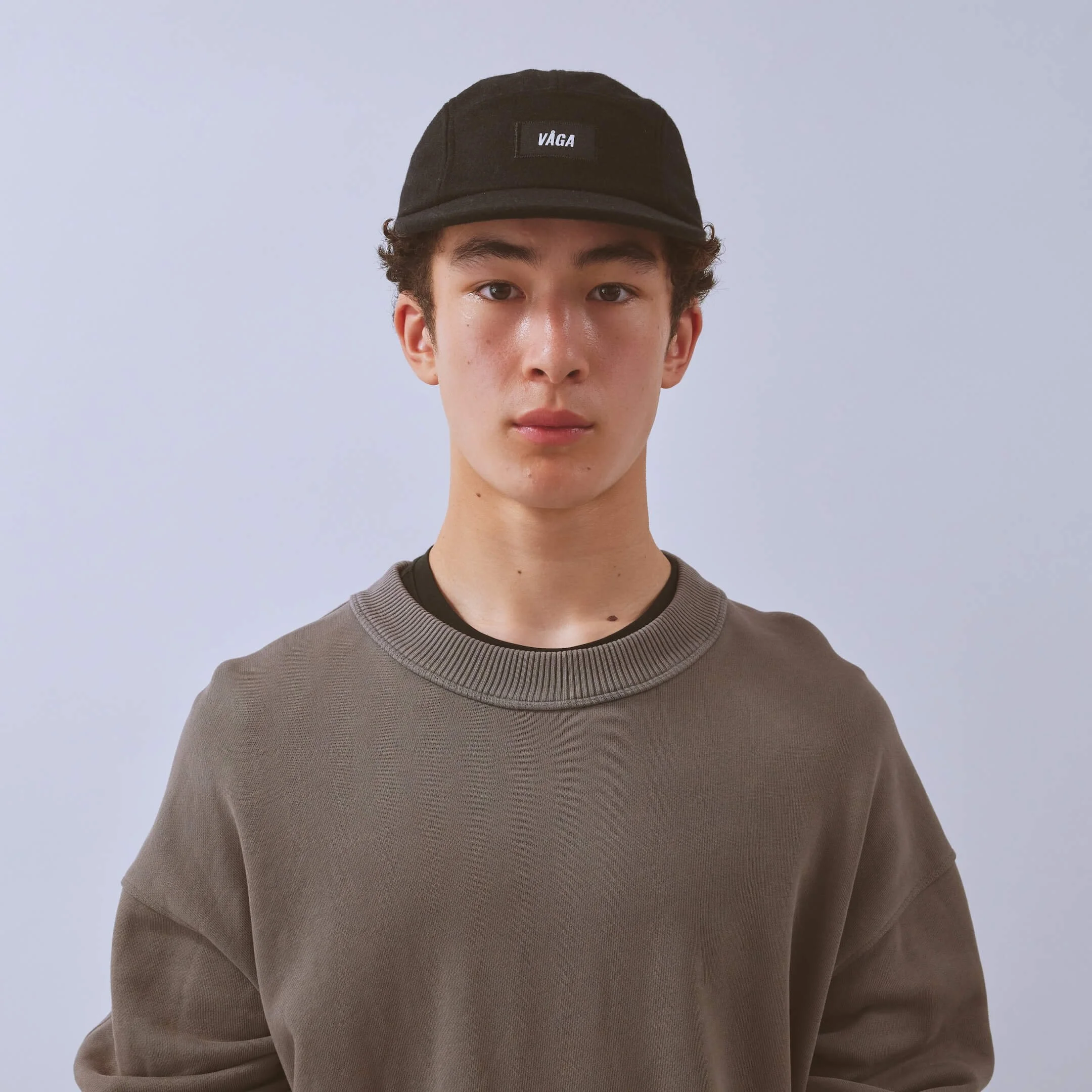 vaga-crag-cap-lifestyle-cap-black-model-front.jpg