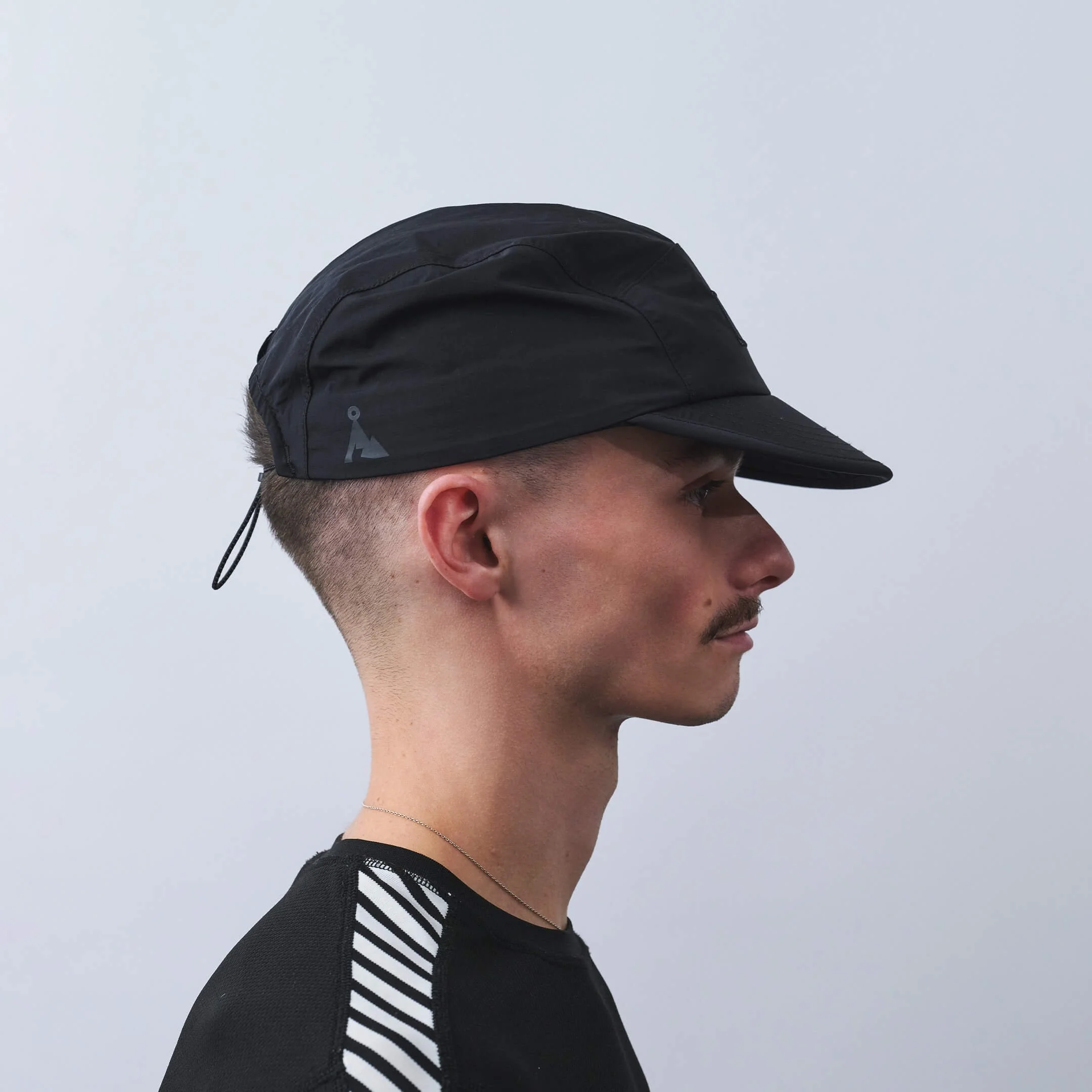 vaga-pacer-cap-running-cap-black-model-profile.jpg