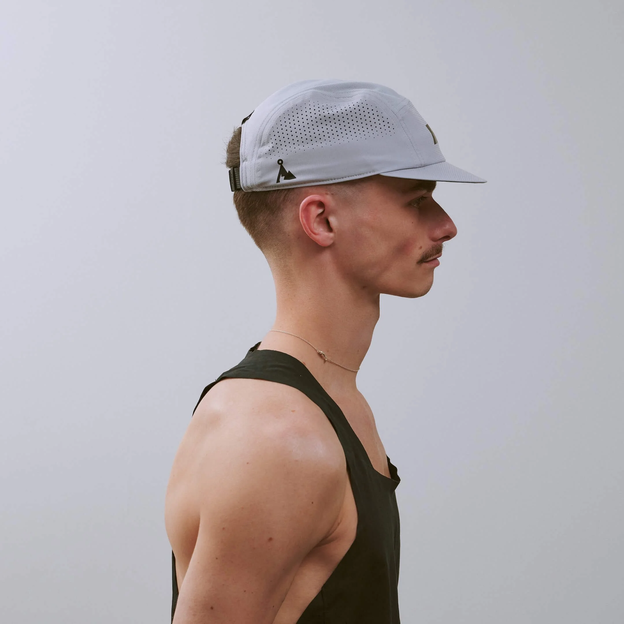 vaga-feather-racing-cap-aluminiumgrey-r-model-profile.jpg