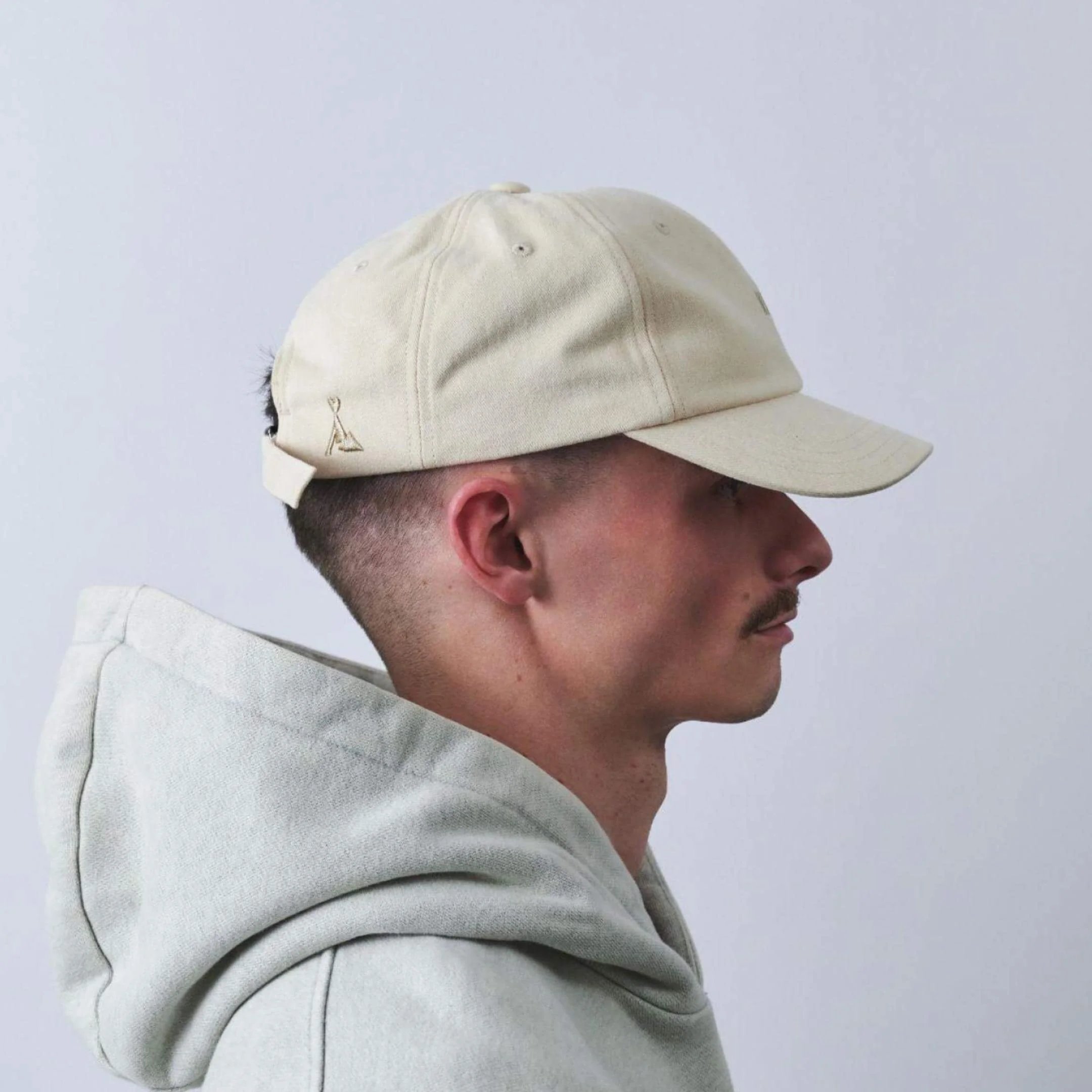 vaga-washed-cotton-cap-ecru-model-profile.jpg