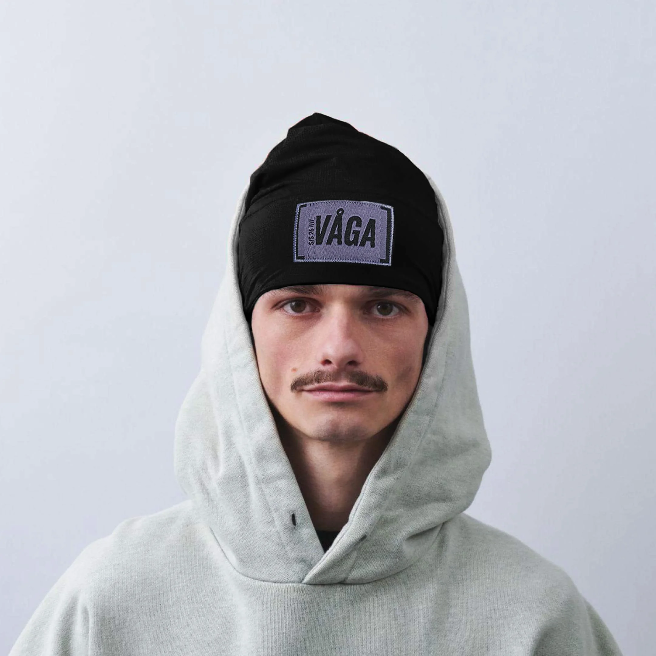 vaga-lightweight-mesh-skull-cap-running-beanie-black-model-front.jpg