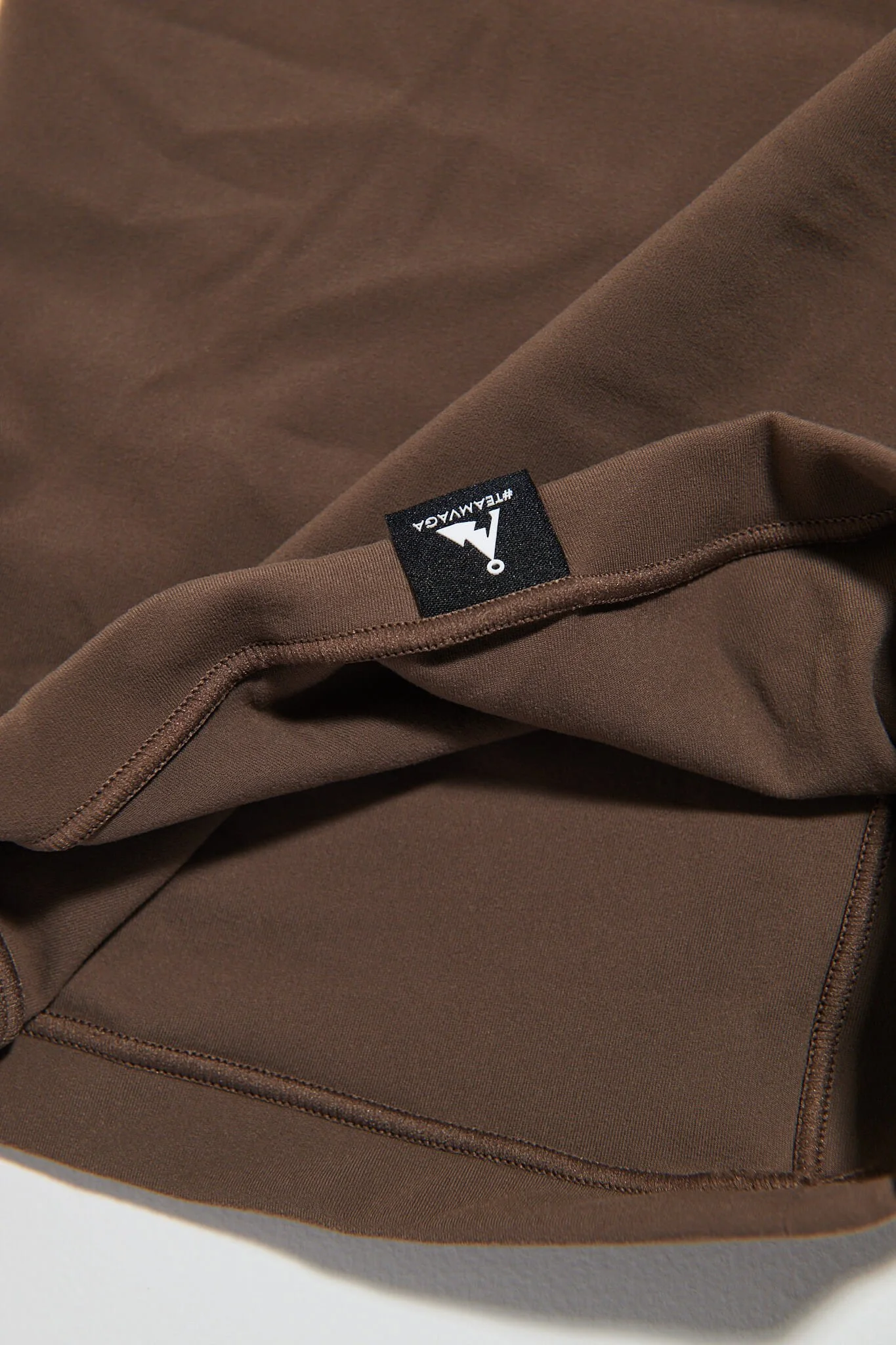 våga-jersey-mid-weight-performance-neck-gaiter-dark-taupe-detail.jpg