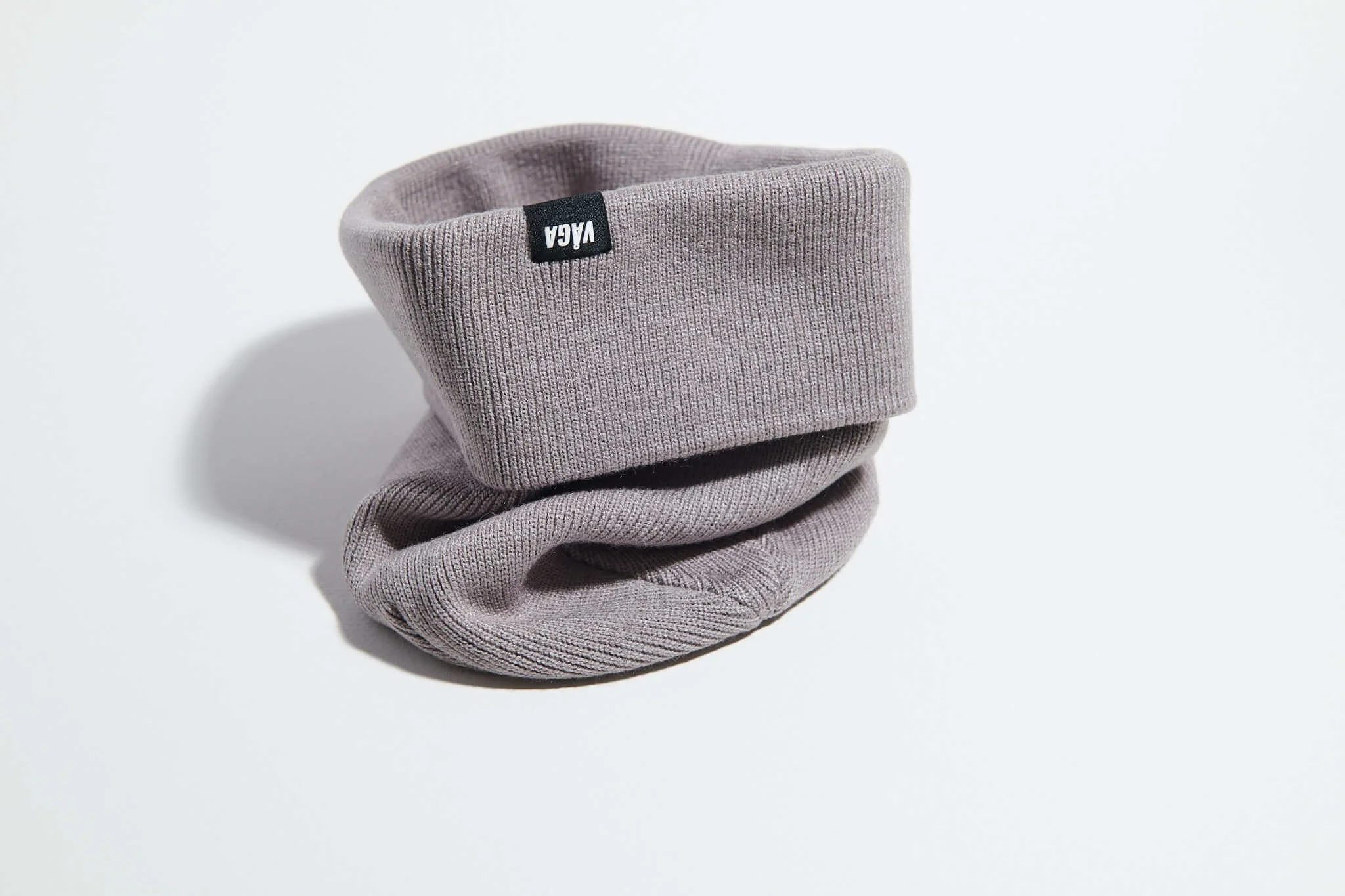 våga-fine-rib-beanie-dark-taupe-underneath.jpg