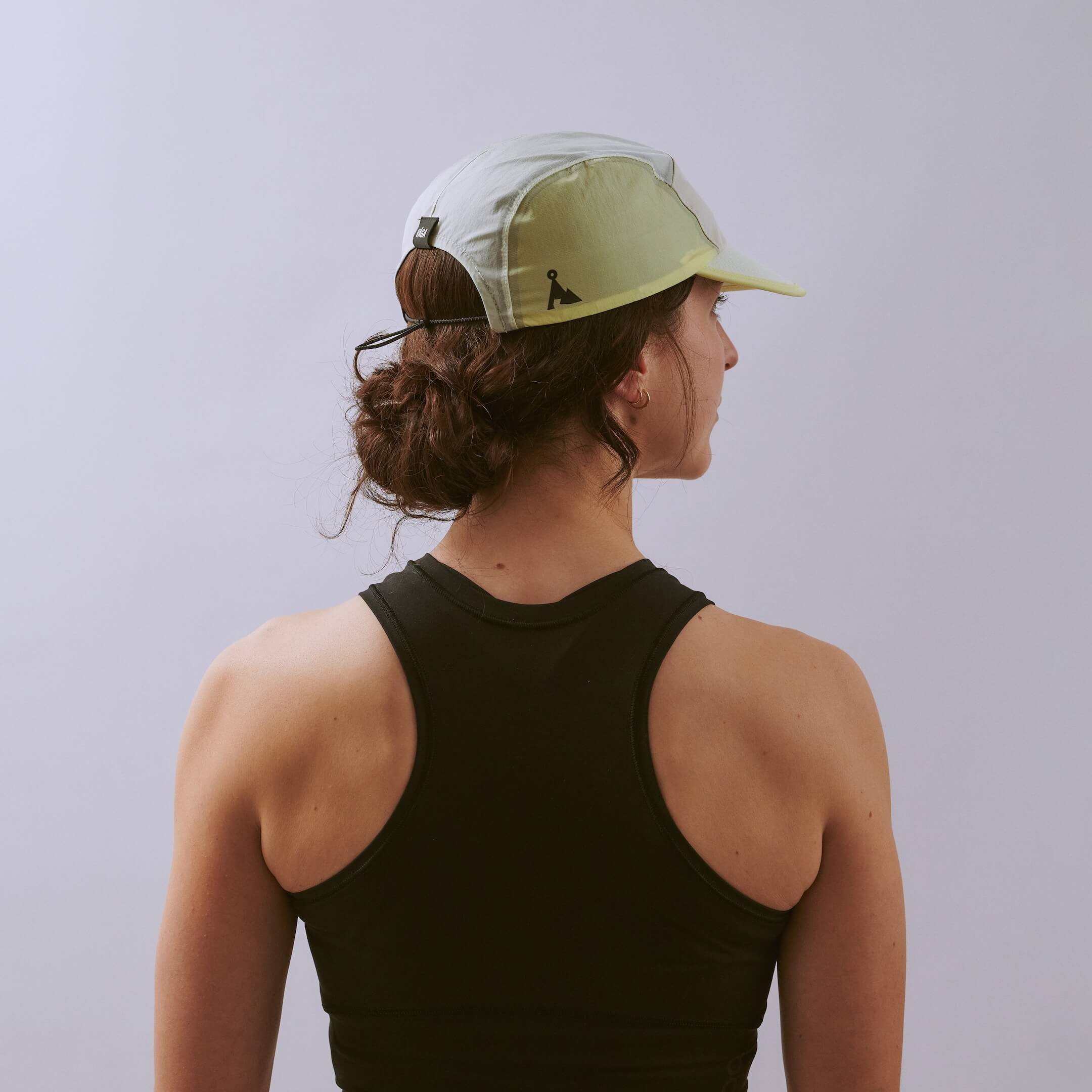 vaga-pacer-cap-running-cap-palelemon-mist-l-model-angle.jpg
