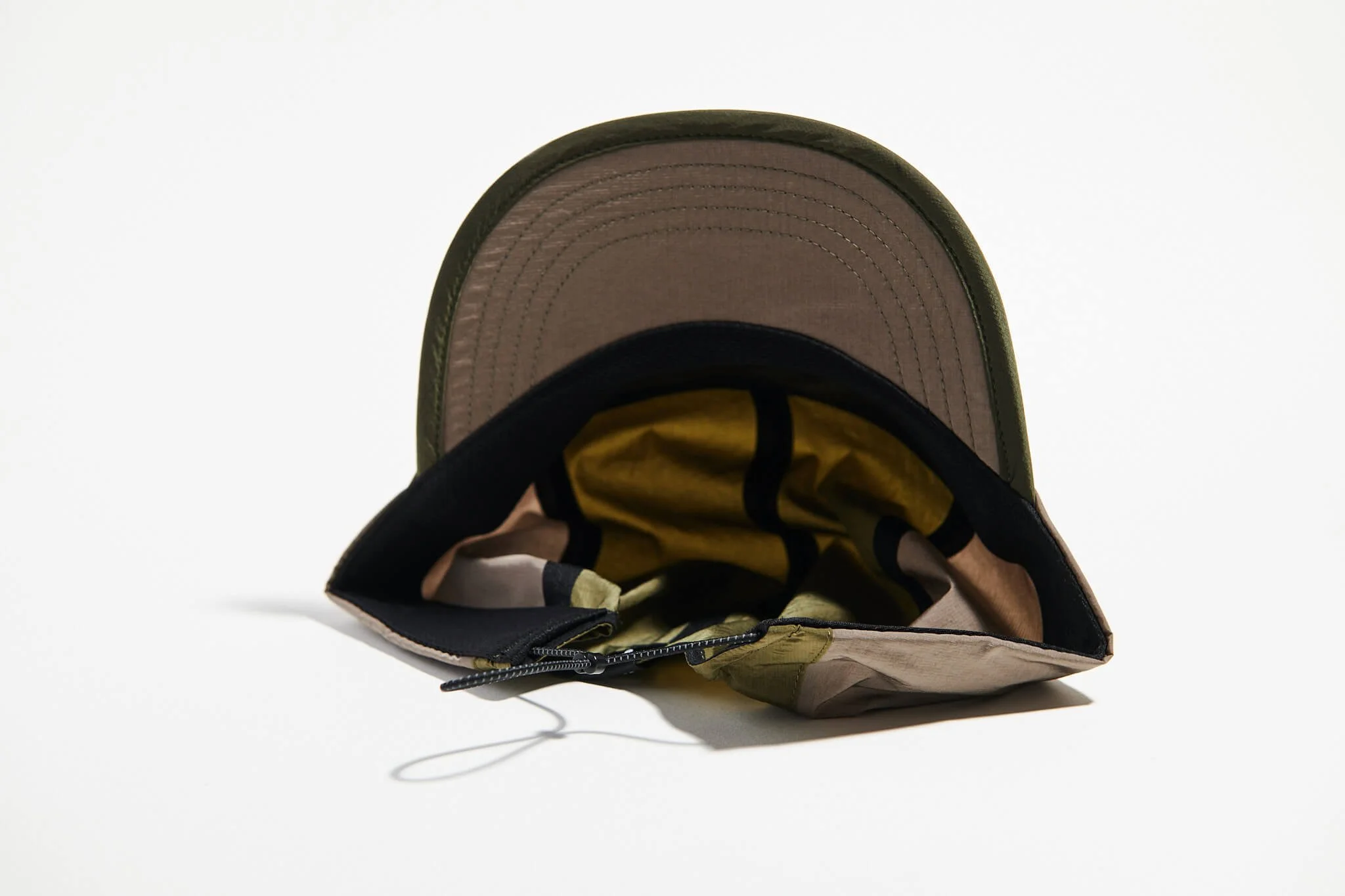 våga-pacer-cap-moss-green-taupe-utility-green-underneath.jpg