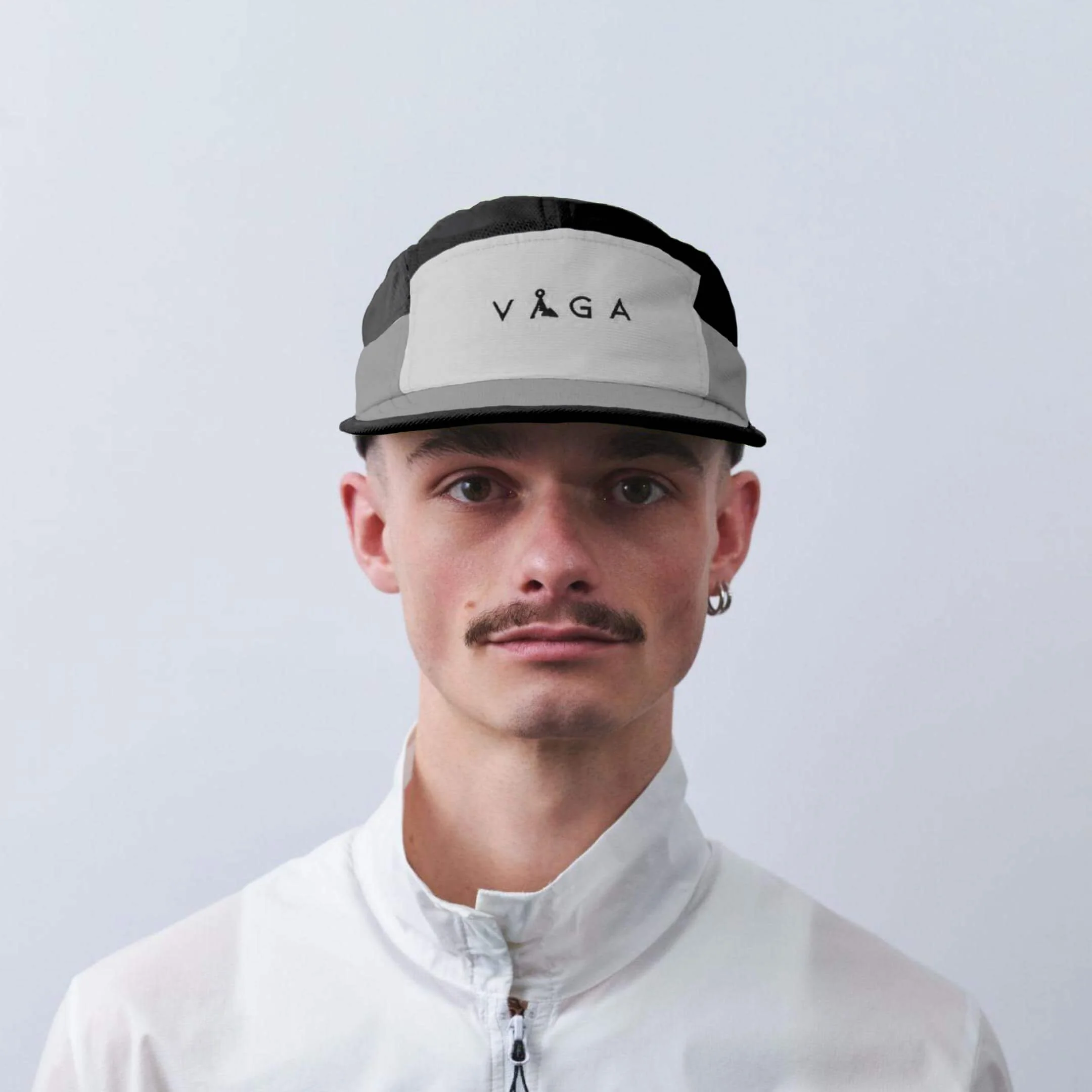 vaga-club-cap-running-cap-lightgrey-midgrey-black-model-front.jpg