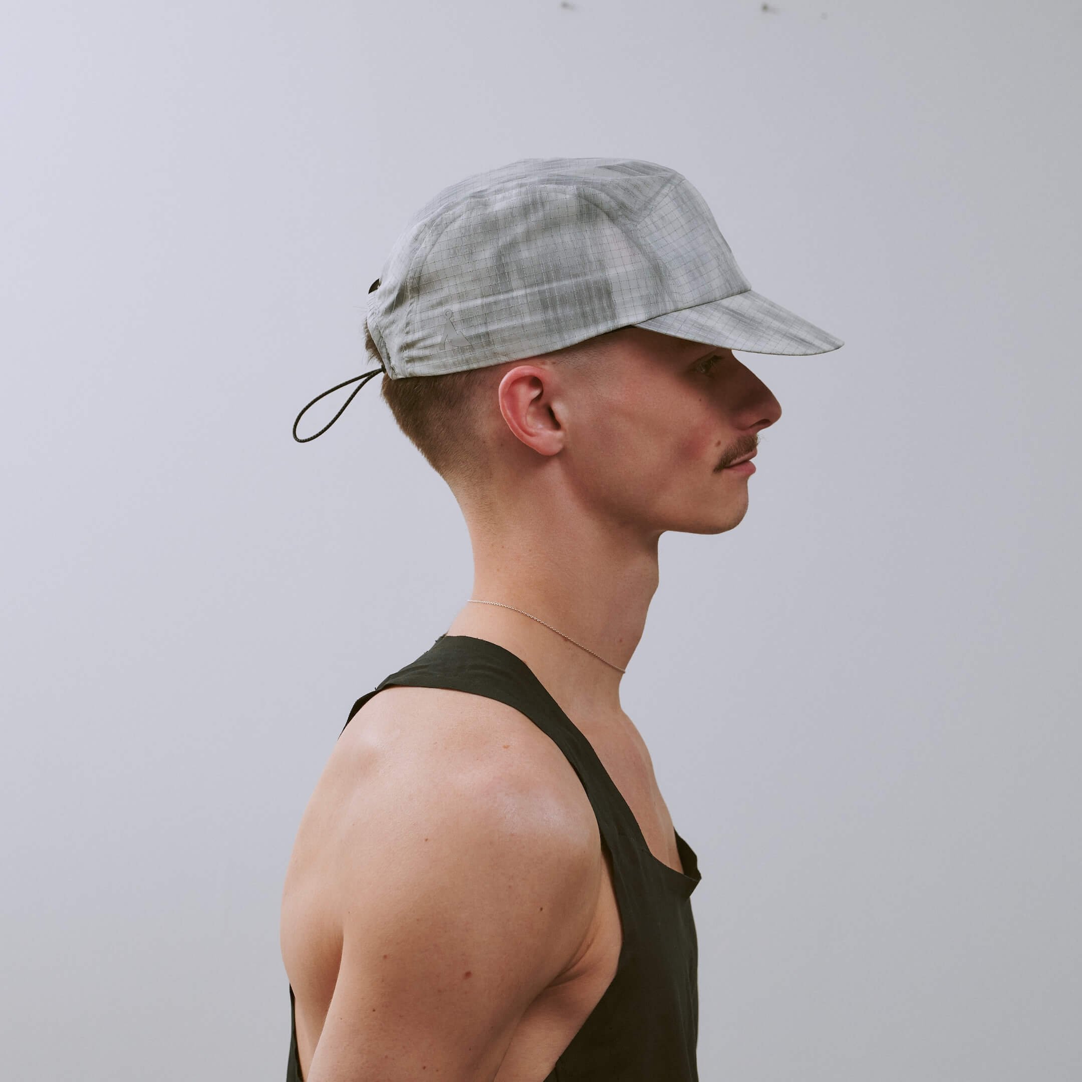 vaga-night-club-reflective-running-cap-lightgrey-silver-r-model-profile.jpg