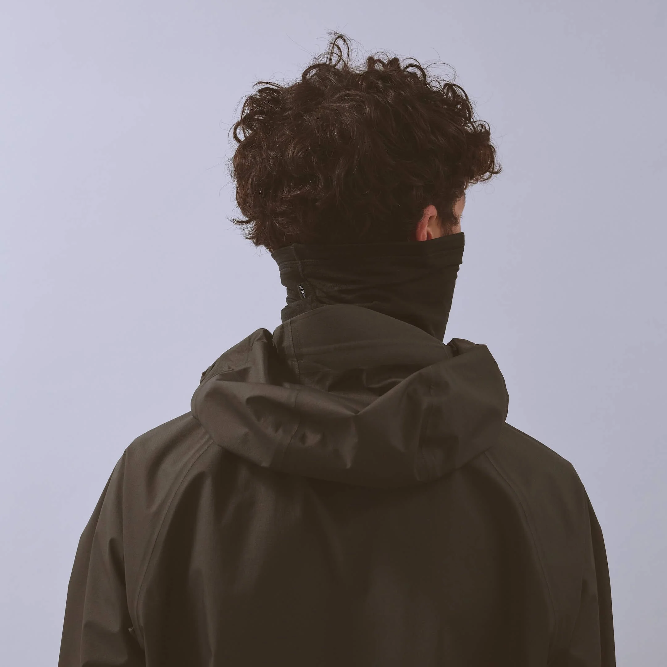 vaga-summit-performance-running-neck-gaiter-black-model-back-angle.jpg