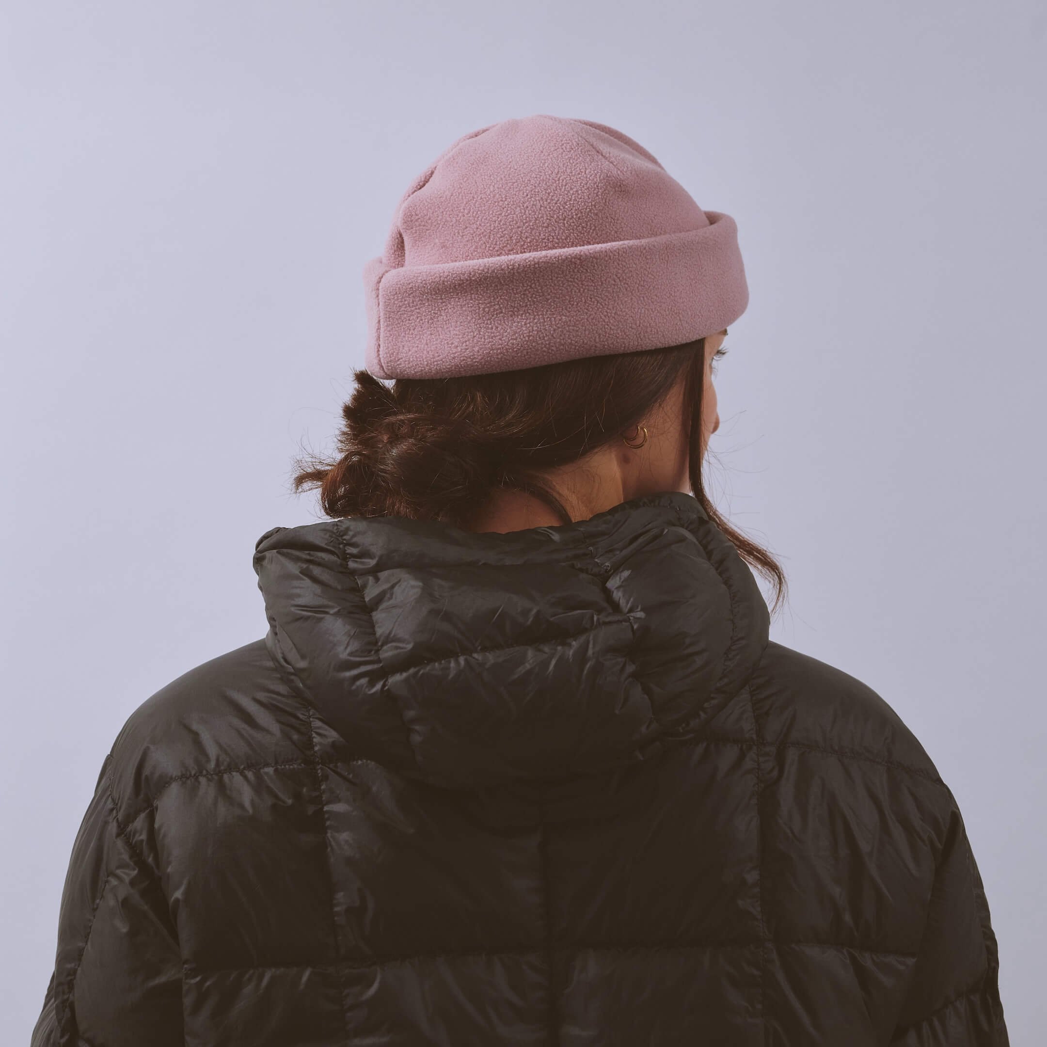 vaga-fleece-beanie-running-hat-duskyrose-model-back-angle.jpg