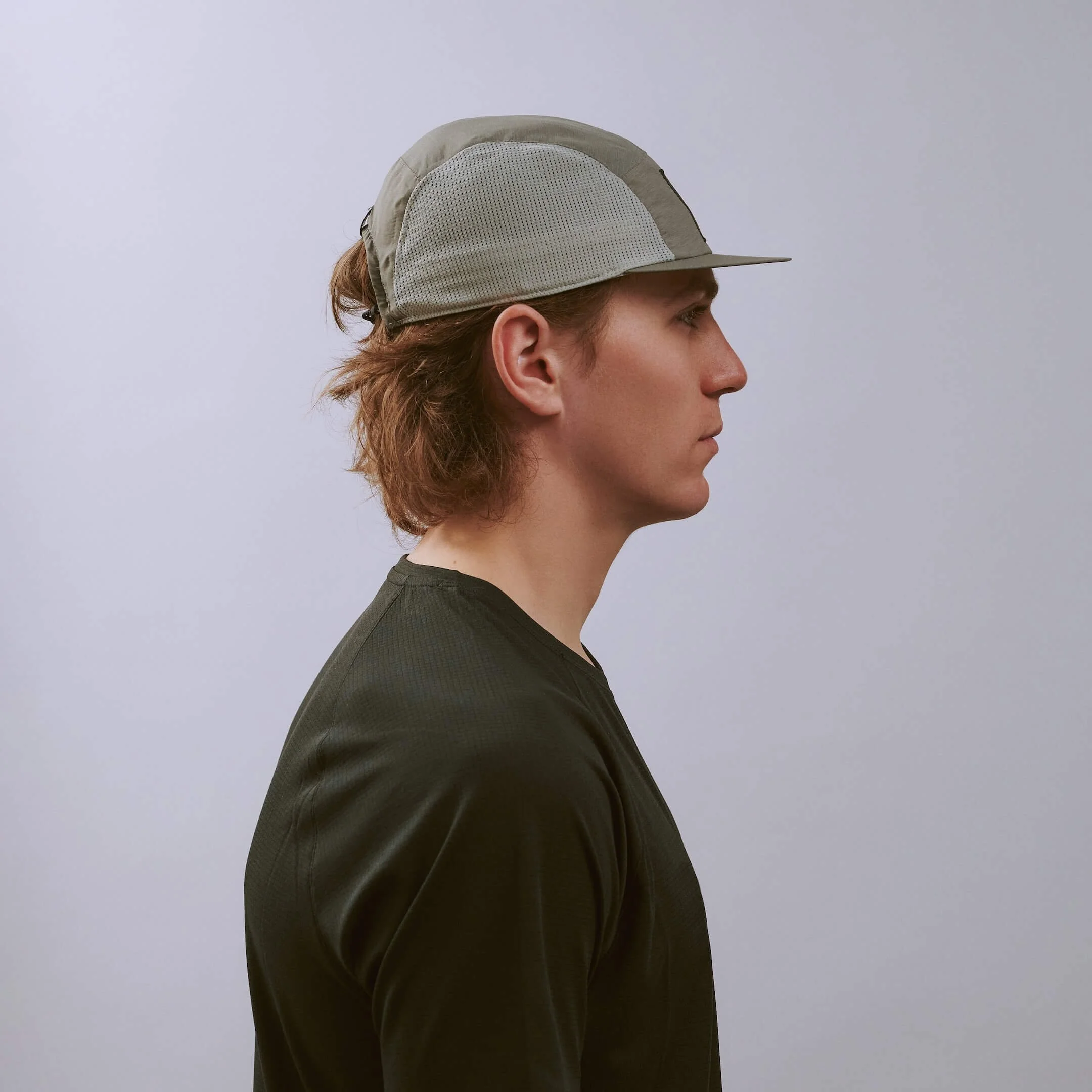 vaga-mesh-flex-running-cap-midgrey-e-model-profile.jpg