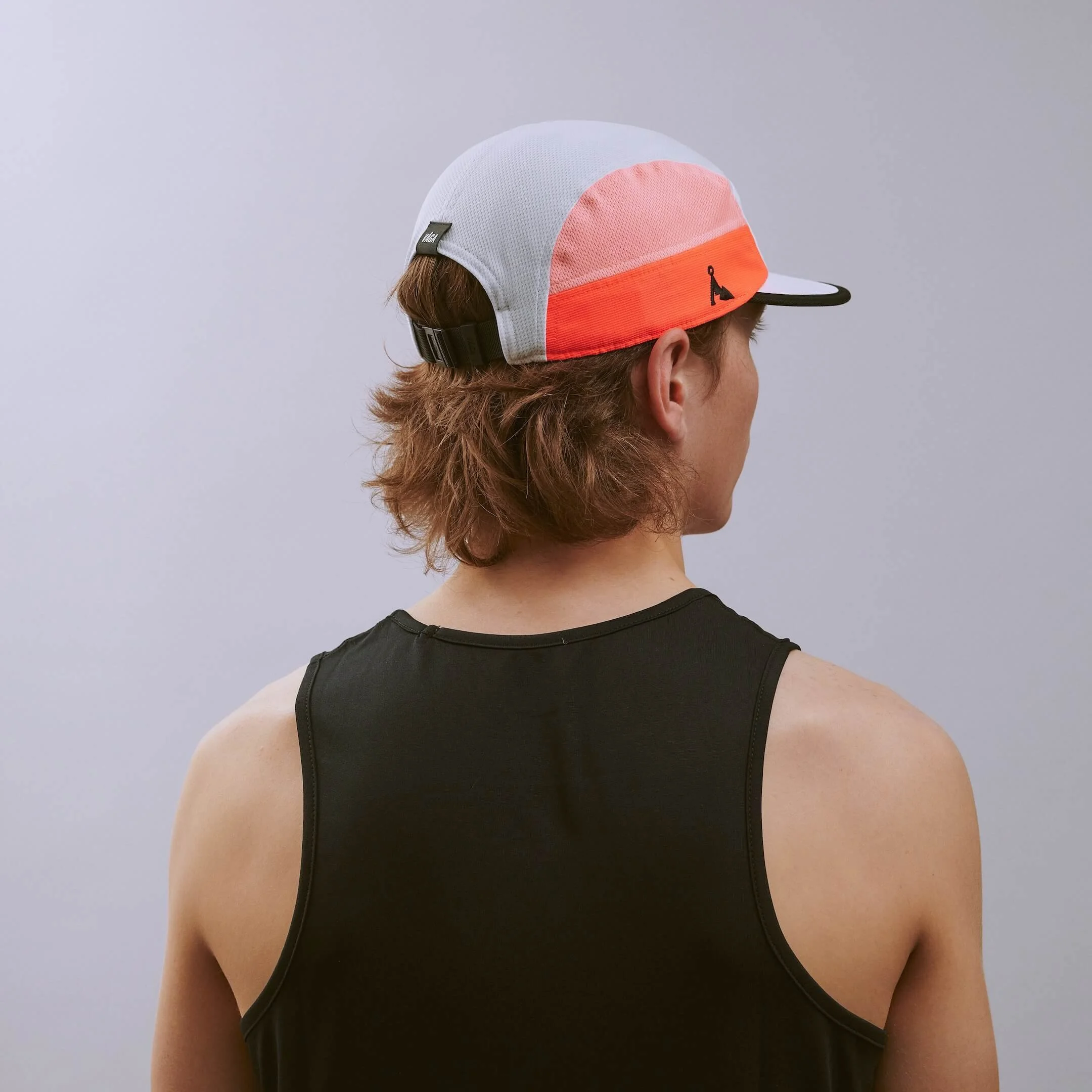 vaga-club-cap-running-cap-White-Coral-NeonPeach-e-model-angle.jpg