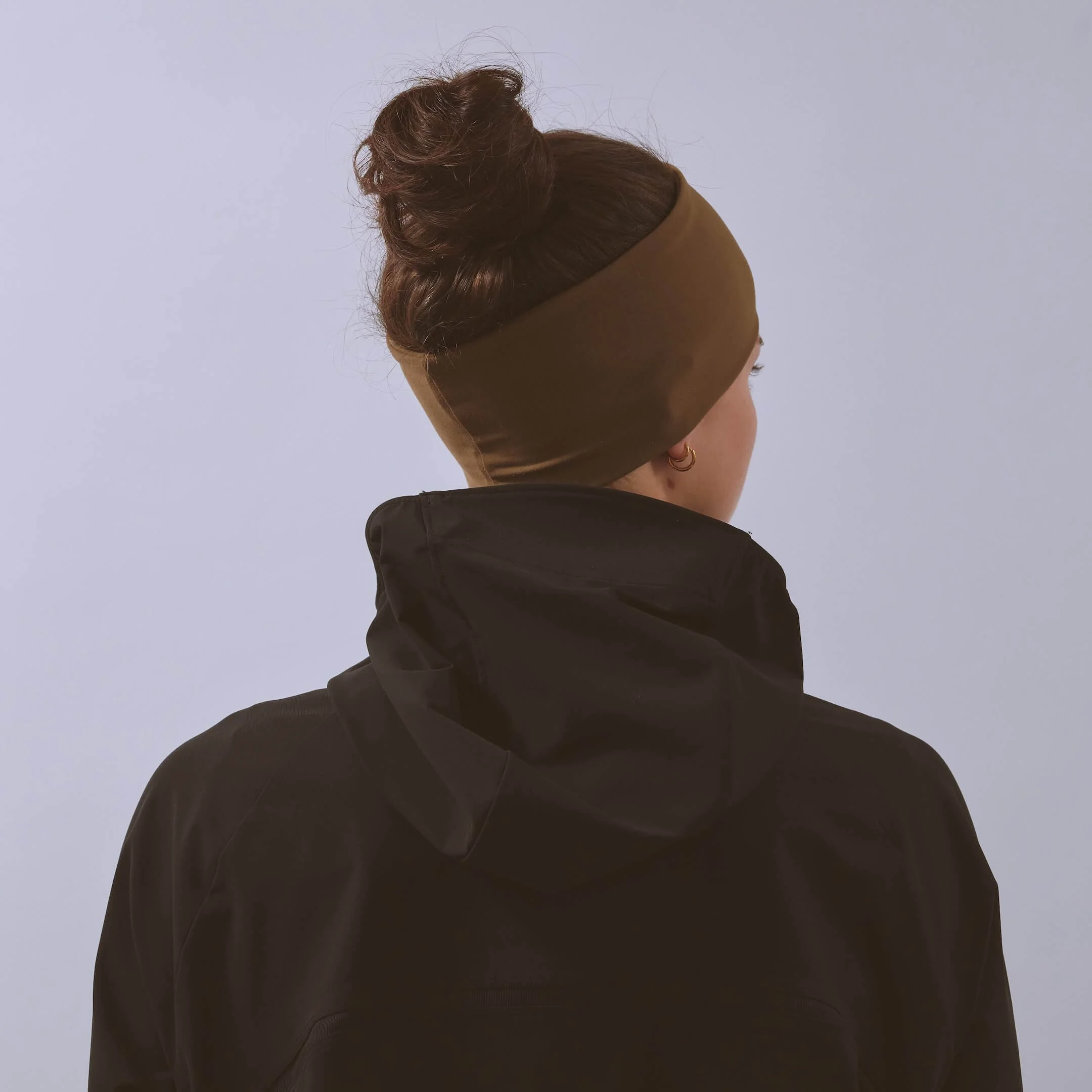 vaga-jersey-midweight-running-headband-taupe-model-back-angle.jpg