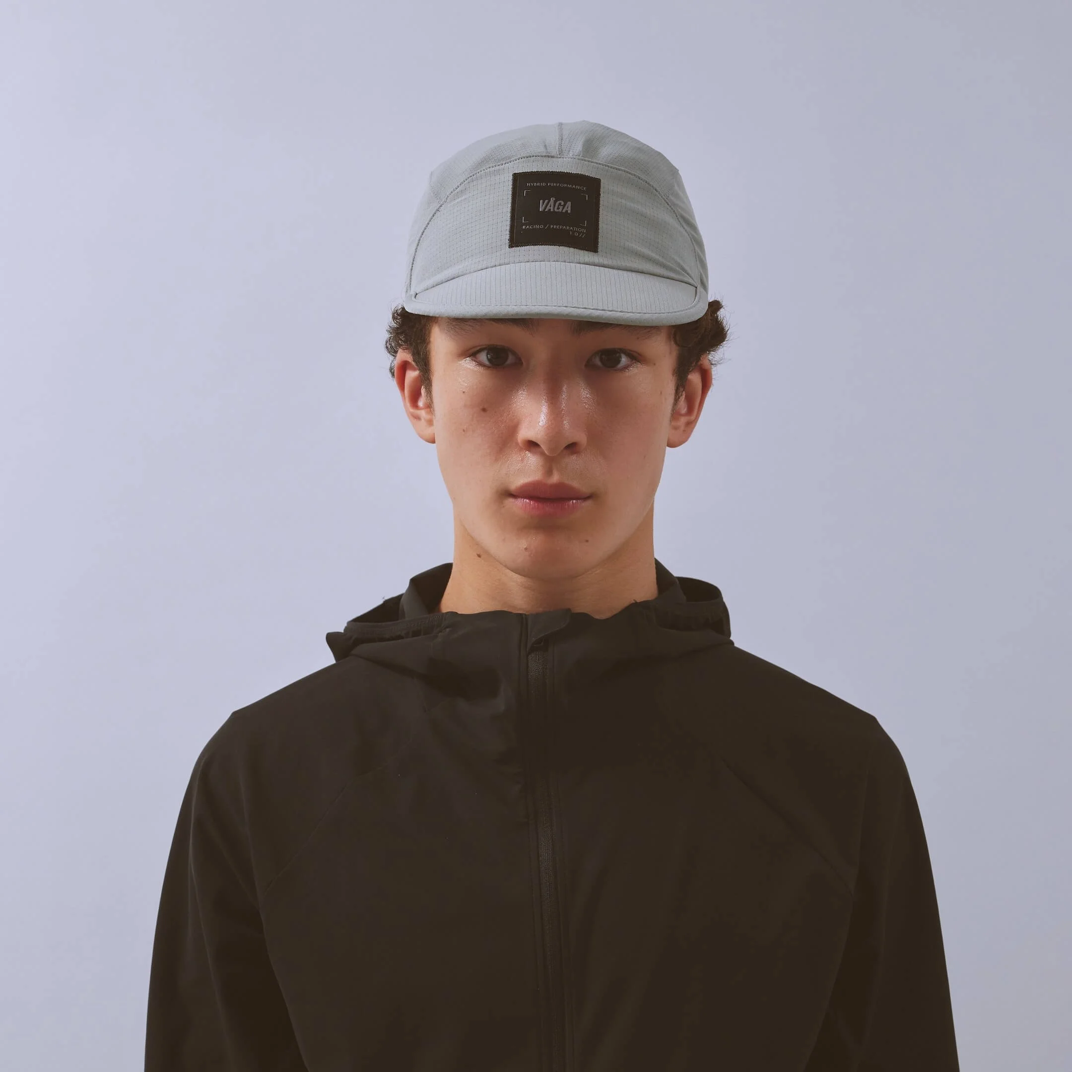vaga-transit-lite-cap-unstructured-running-cap-aluminiumgrey-model-front.jpg
