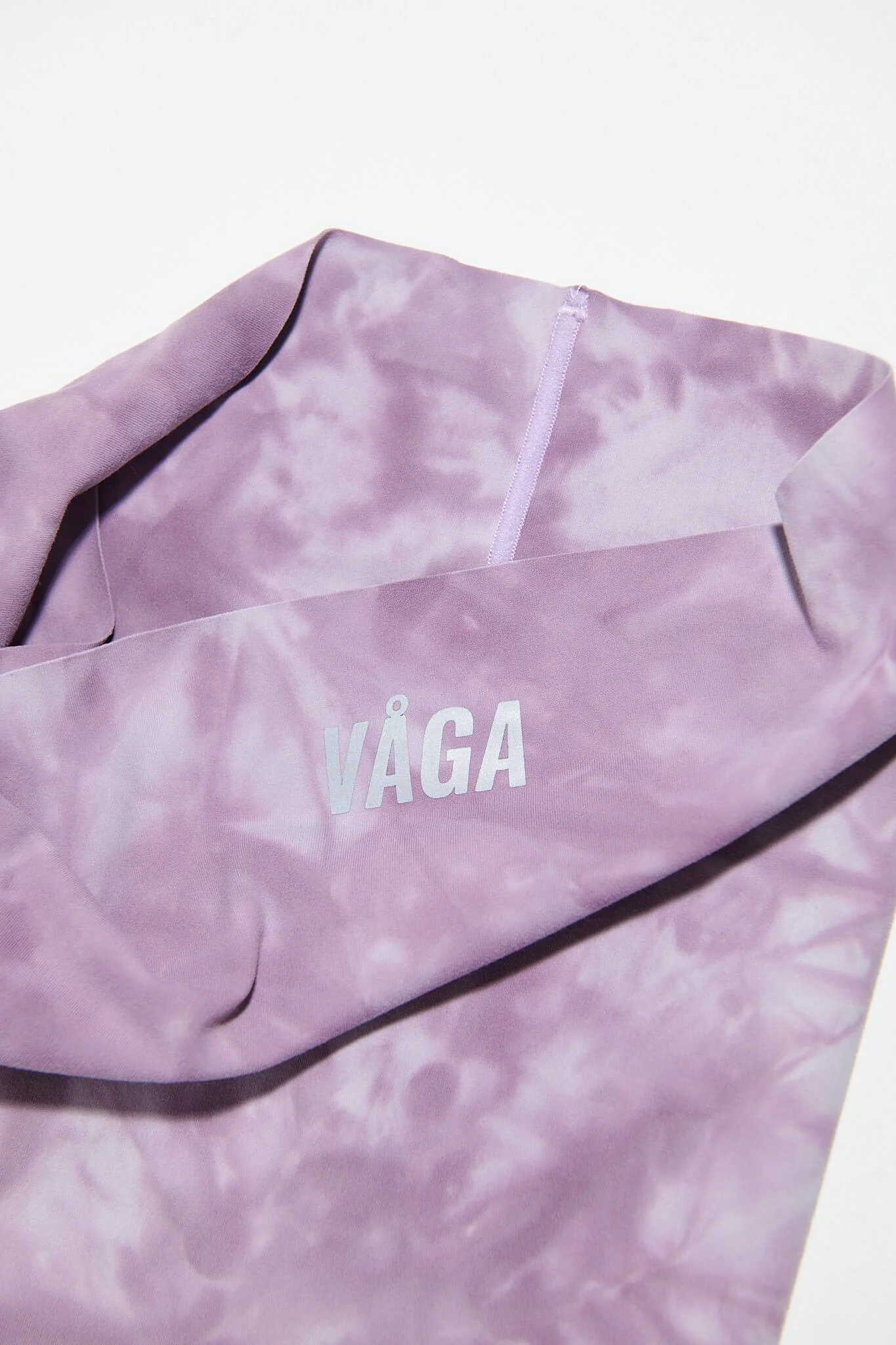 våga-jersey-light-weight-performance-neck-gaiter-dusty-lilac-off-white-detail.jpg