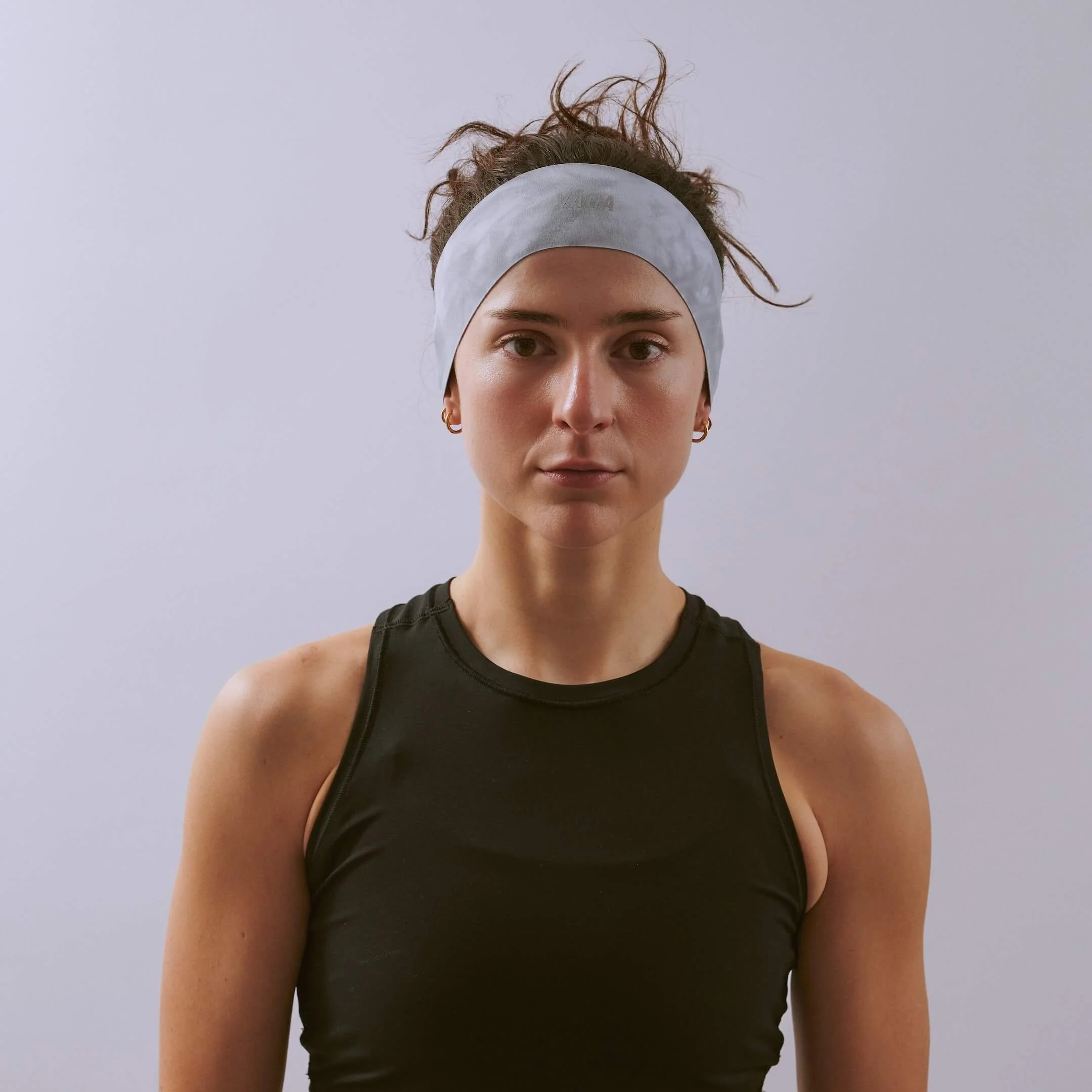 vaga-tie-dye-running-headband-darkgrey-lightgrey-l-model-front.jpg