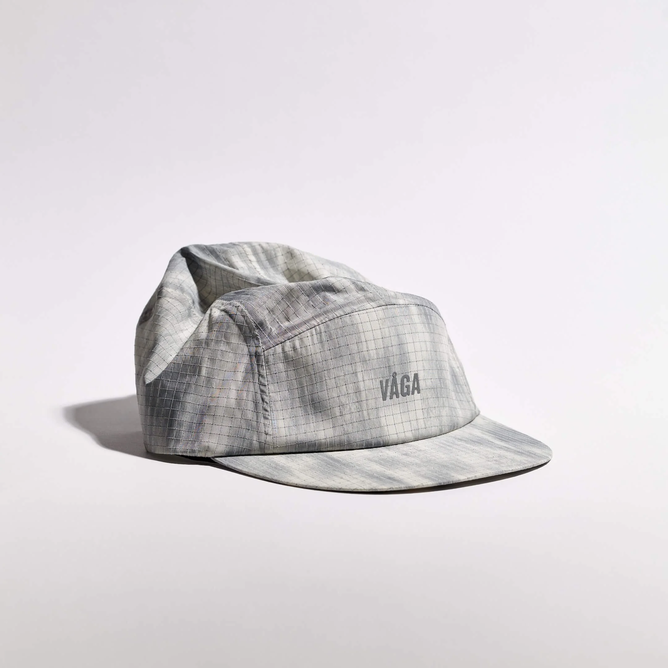vaga-night-club-reflective-running-cap-lightgrey-silver-angle.jpg