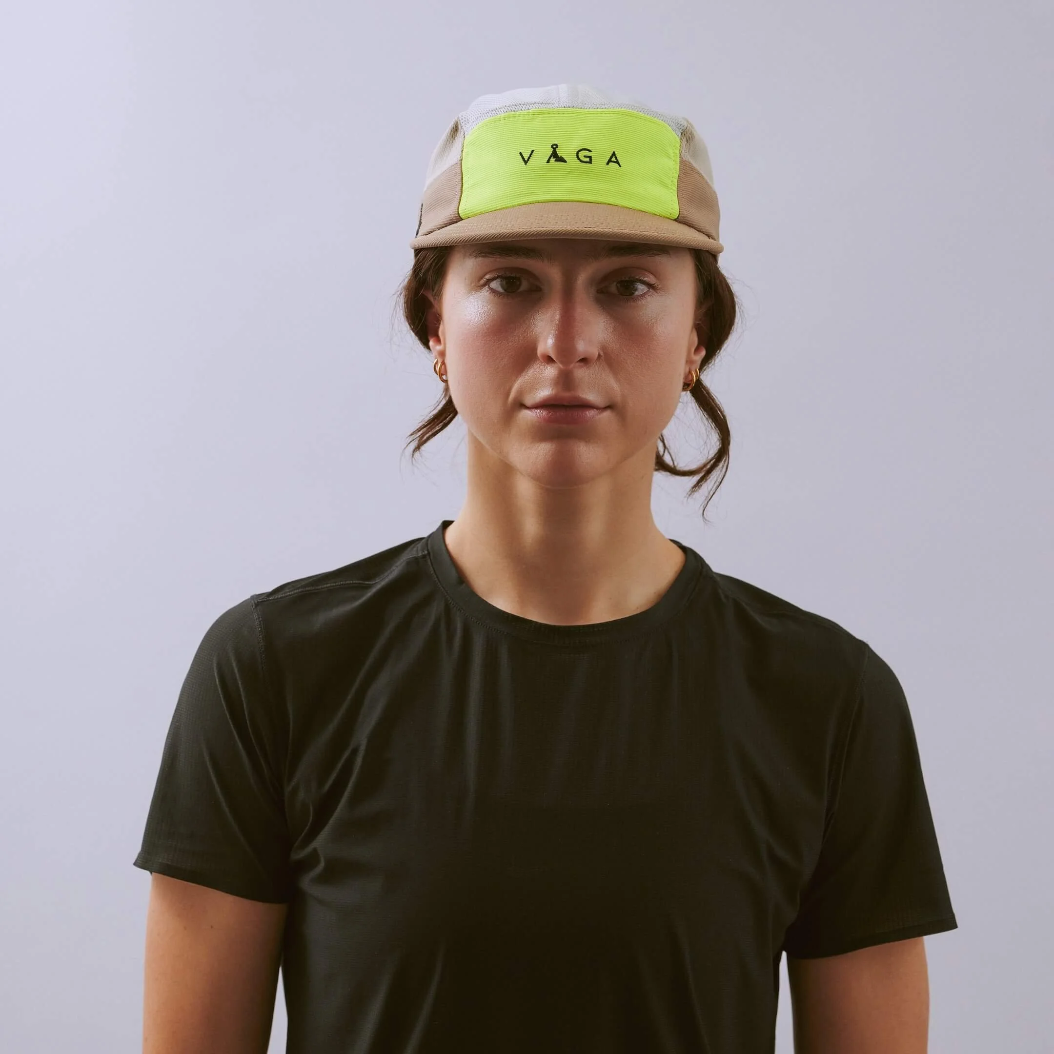 vaga-club-cap-running-cap-Taupe-NeonYellow-LightGrey-l-model-front.jpg