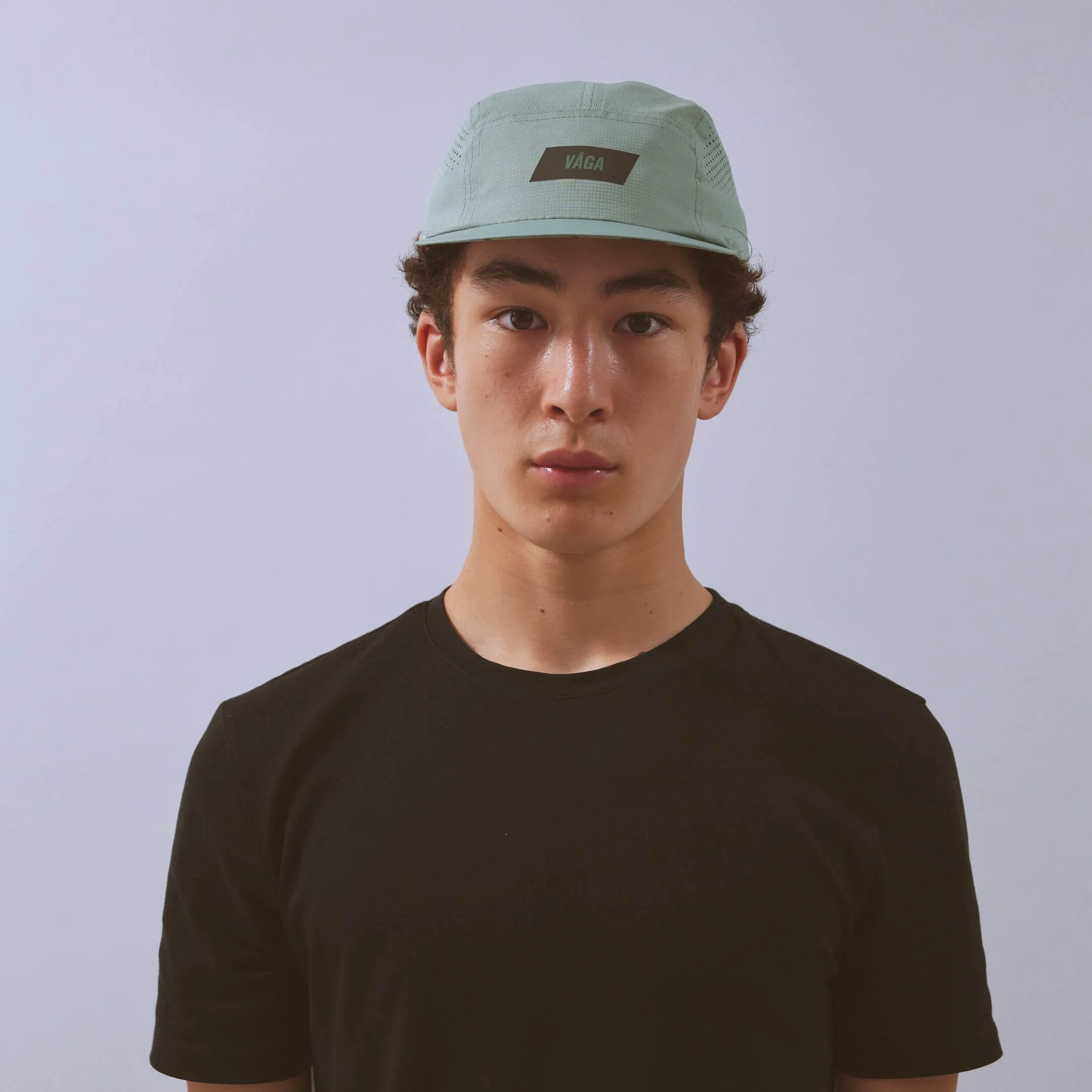 vaga-feather-racing-cap-sagegreen-model-front.jpg