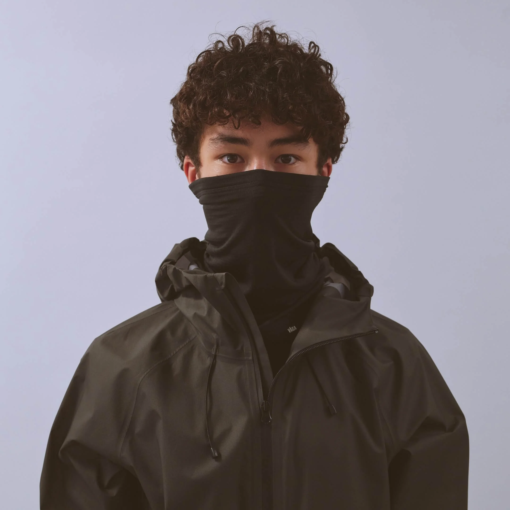 vaga-summit-performance-running-neck-gaiter-black-model-front.jpg
