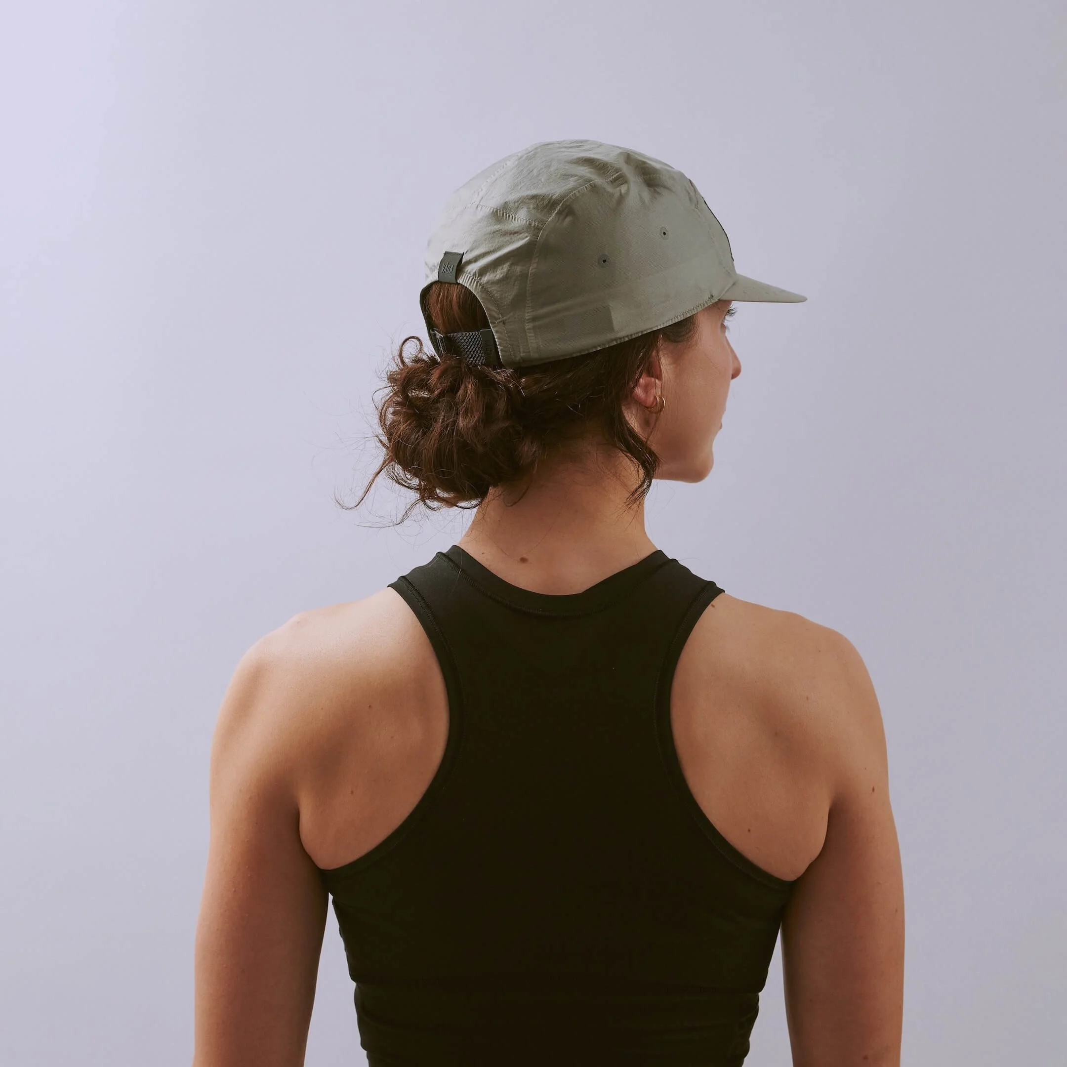 vaga-feather-edge-cap-racing-cap-aluminiumgrey-l-model-angle.jpg