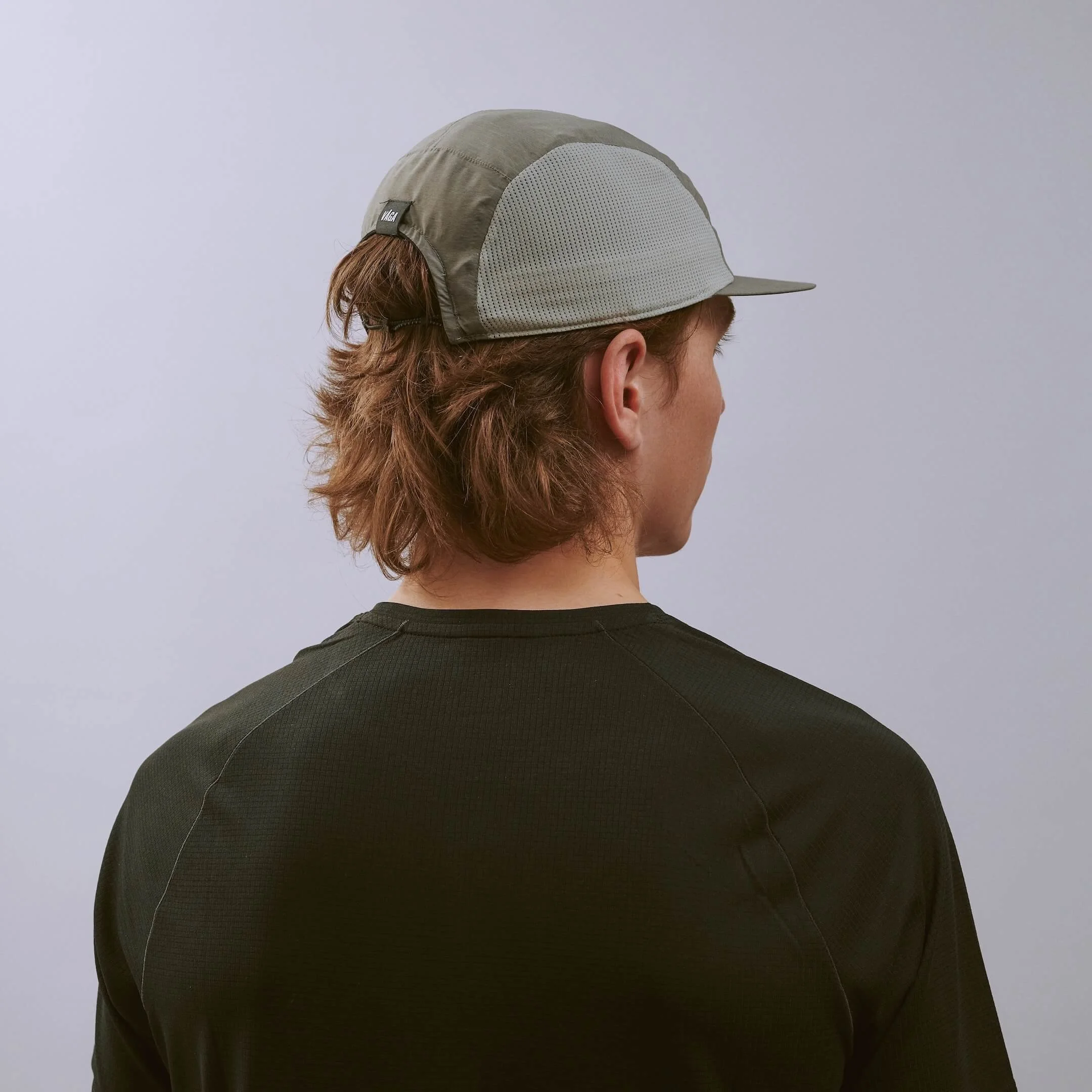 vaga-mesh-flex-running-cap-midgrey-e-model-angle.jpg