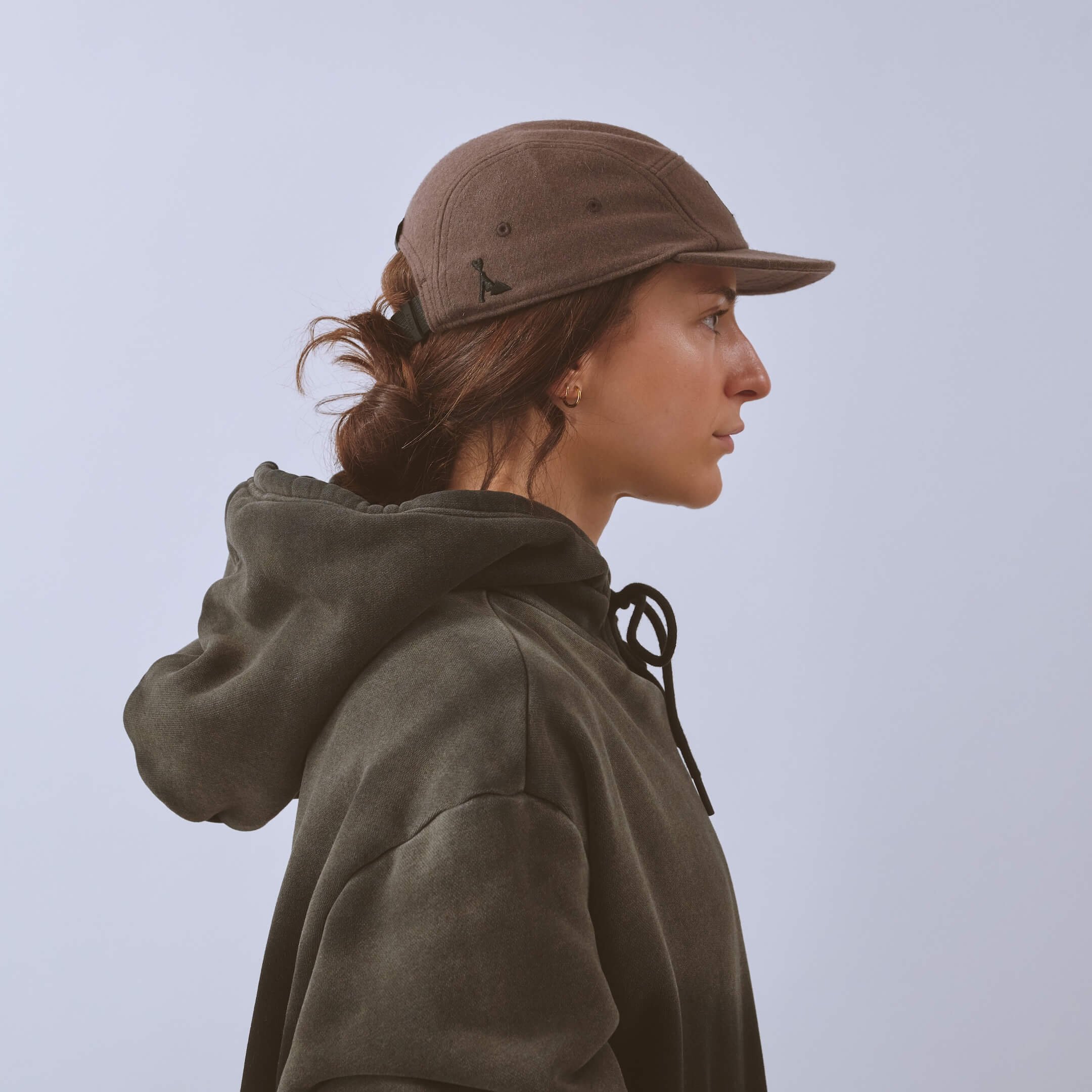 vaga-crag-cap-lifestyle-cap-darktaupe-model-profile.jpg