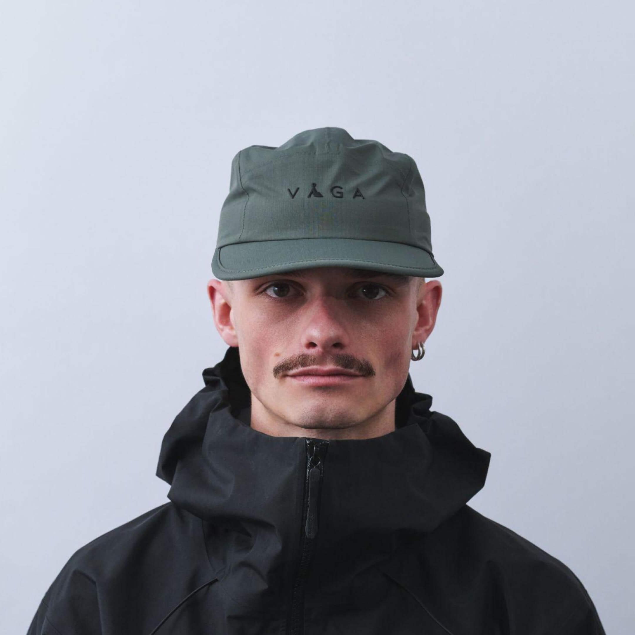 vaga-fell-cap-waterproof-running-cap-charcoal-model-front.jpg