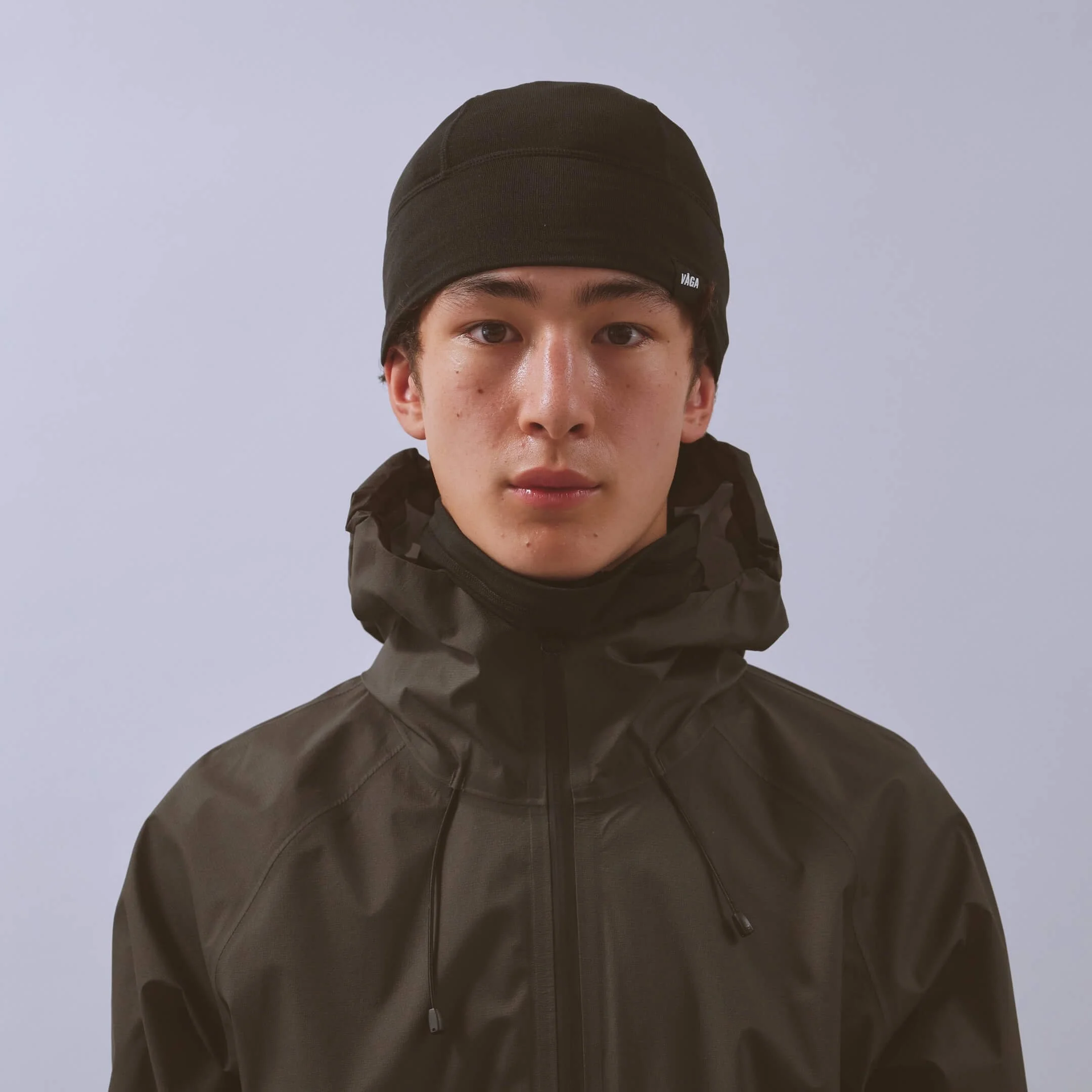 vaga-summit-performance-skull-cap-running-beanie-black-model-front.jpg