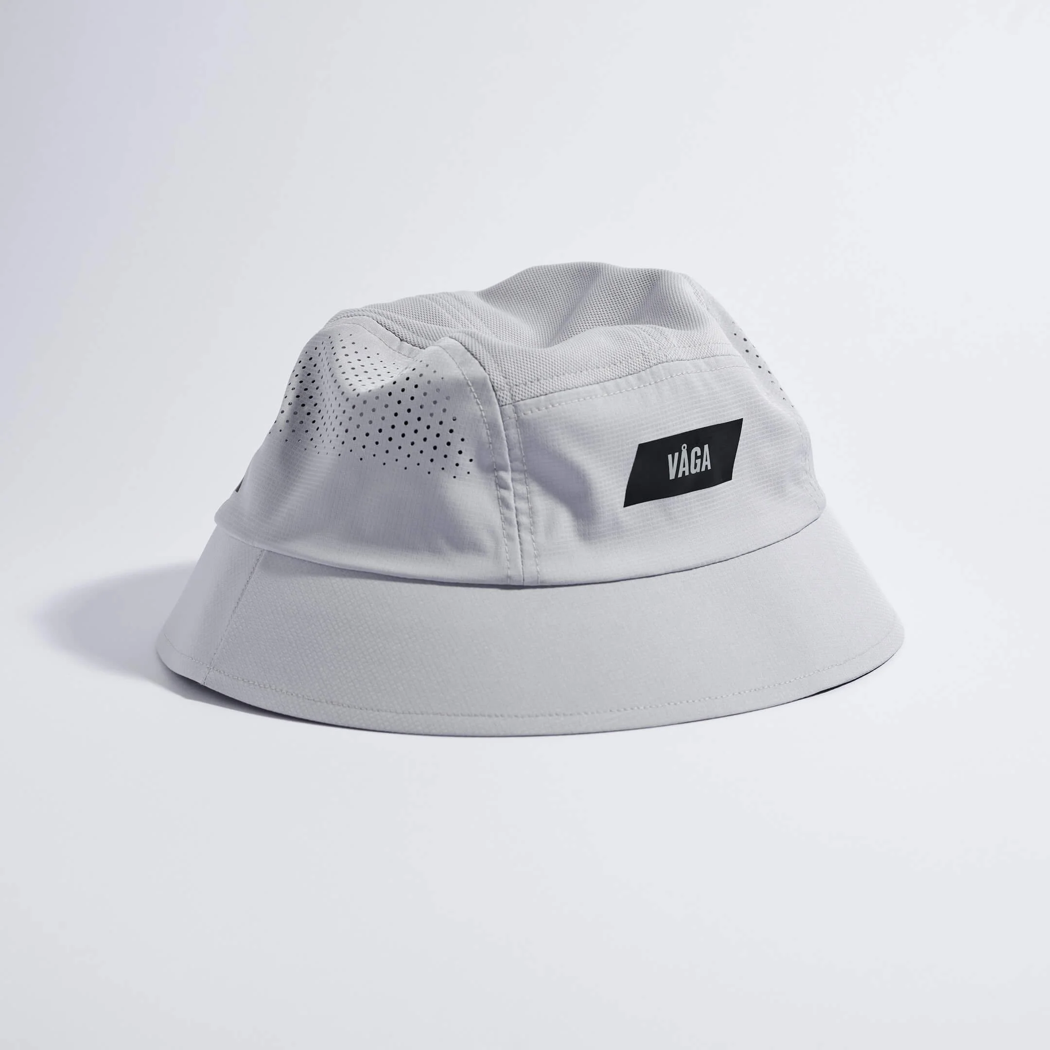 vaga-feather-racing-bucket-hat-aluminiumgrey-angle.jpg