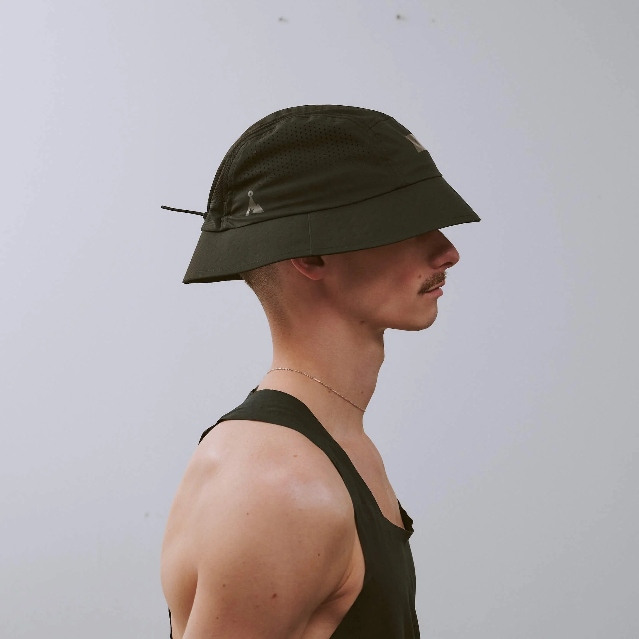 vaga-feather-racing-bucket-hat-black-r-model-profile.jpg